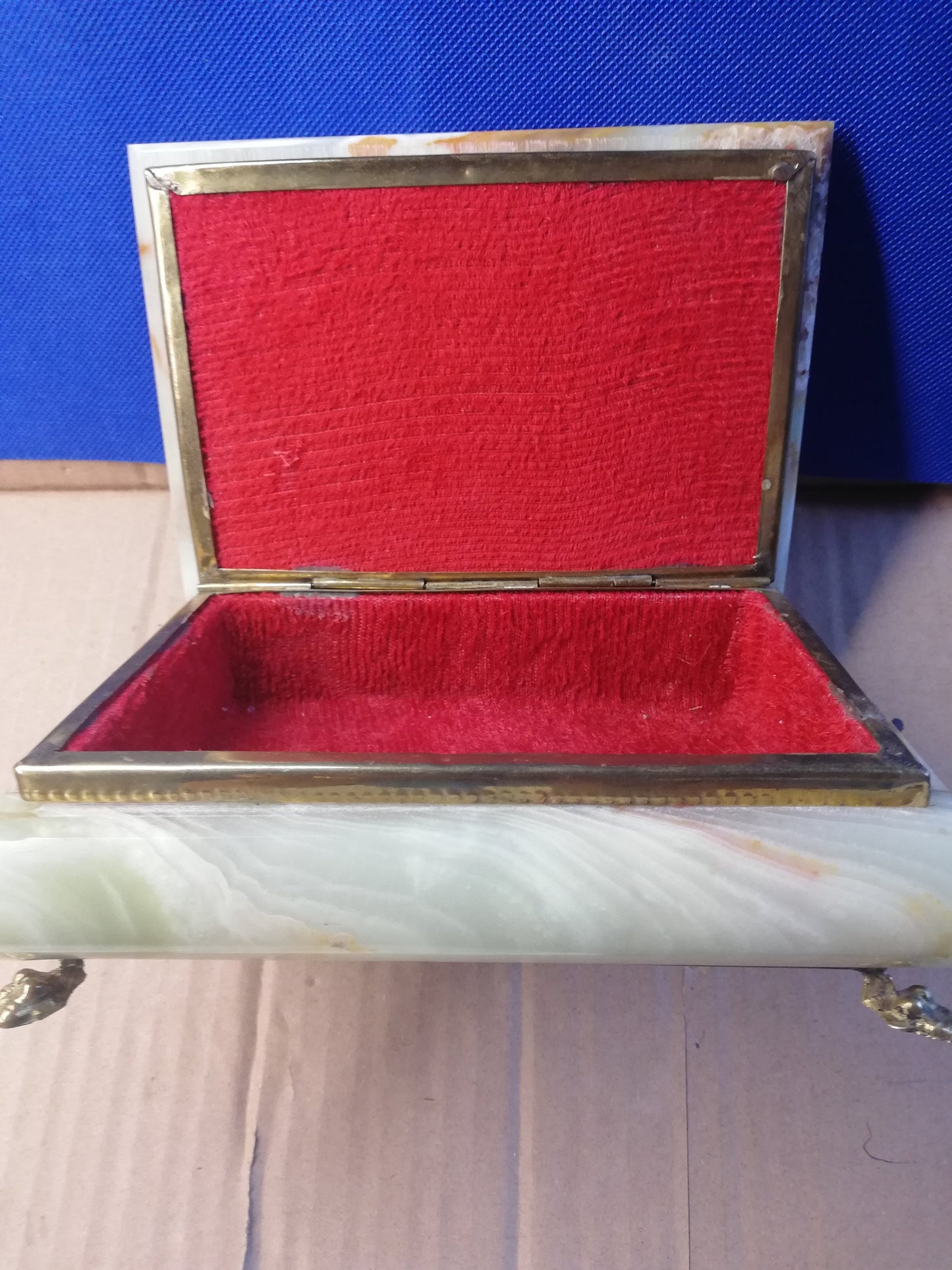 onyx jewellery box, red lined, serpent feet