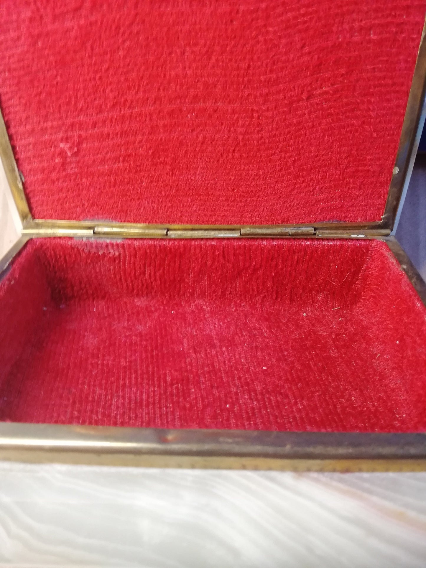 onyx jewellery box, red lined, serpent feet