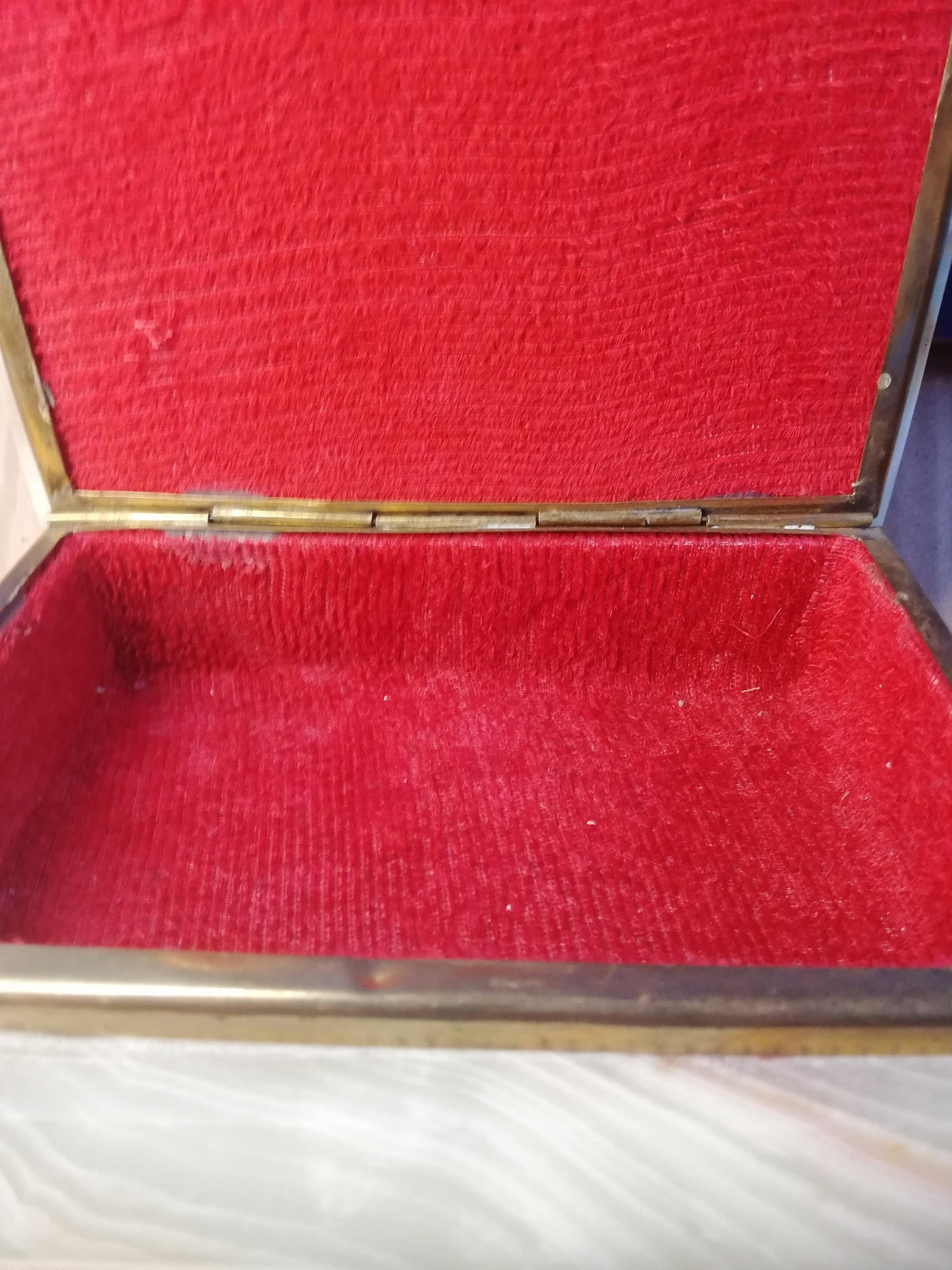 onyx jewellery box, red lined, serpent feet