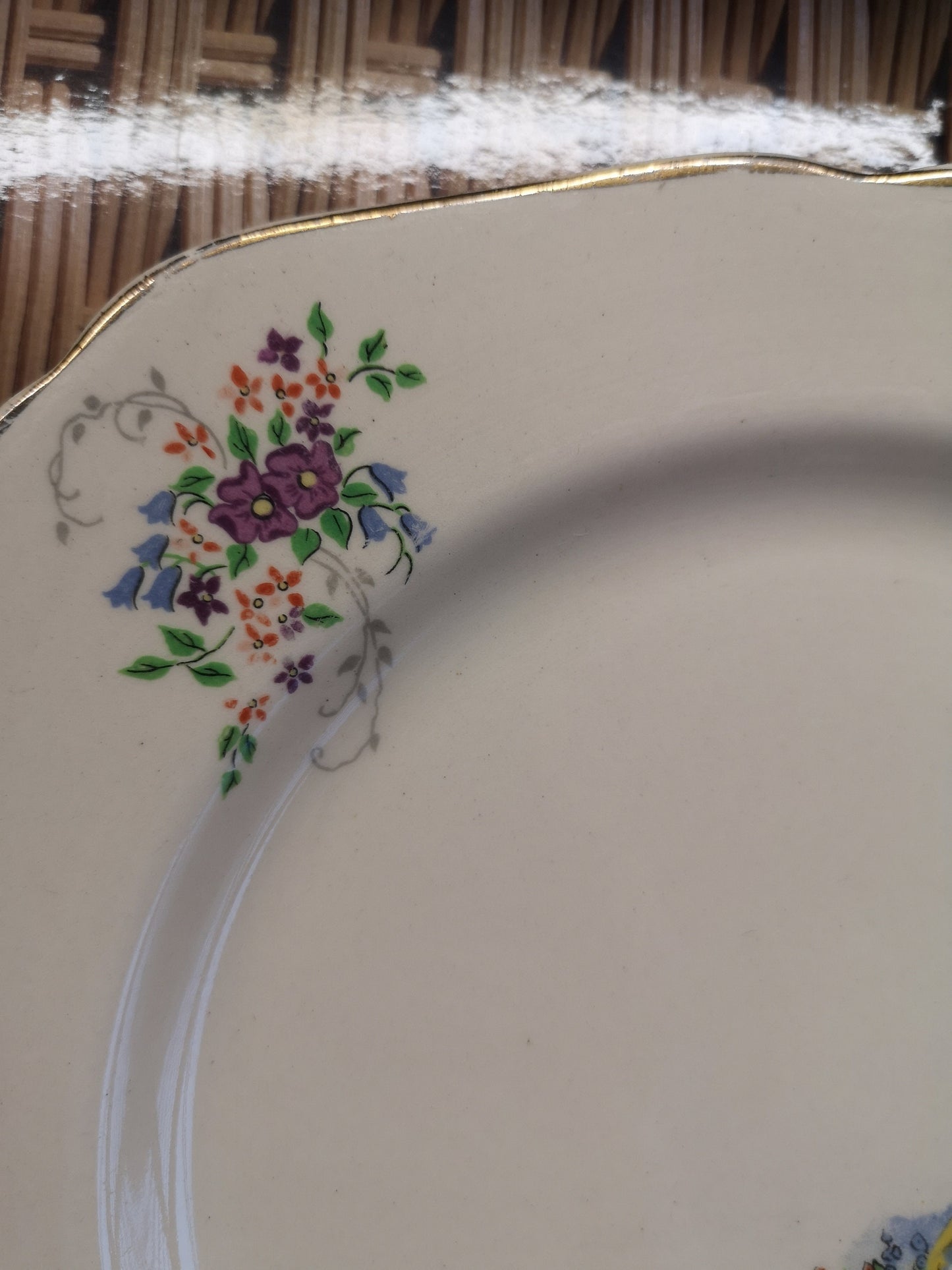 H&k Tunstall square 22.5cm decorative plate - to clear