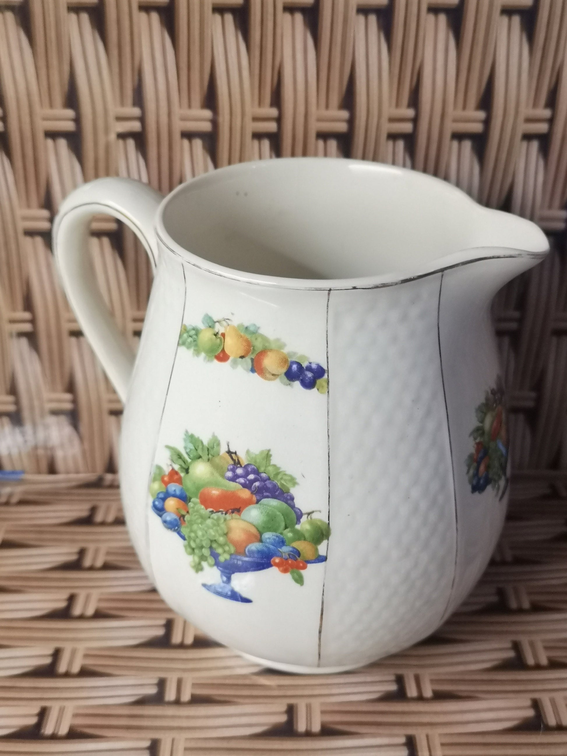 Royal ventonware John Steventon design jug 700ml capacity