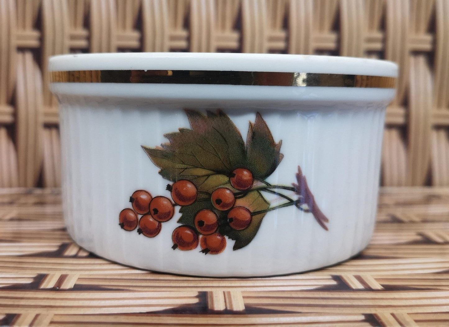 Royal Worcester Evesham berries and leaves gold large ramekin select quantity - Beautiful condition