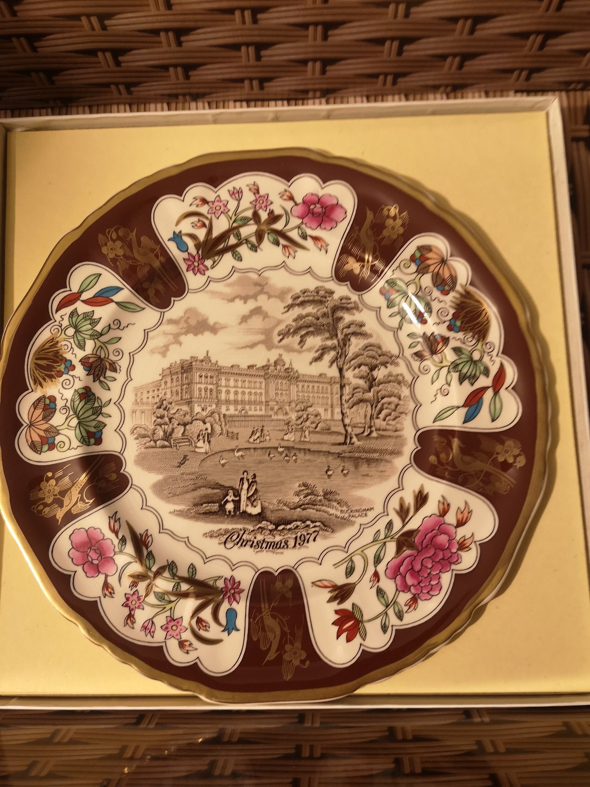 Masons Christmas 1977 decorative plate. Buckingham Palace 10"