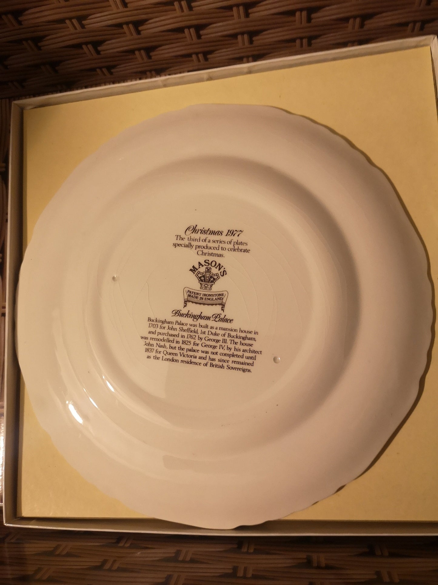 Masons Christmas 1977 decorative plate. Buckingham Palace 10"