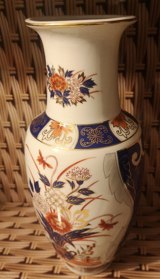 Japanese Imari style vase 8" tall - Cobalt blue. Beautiful condition