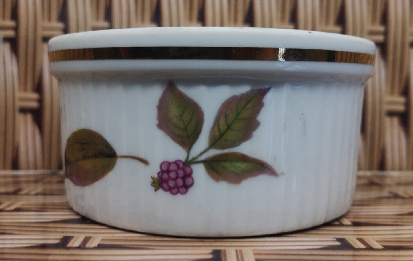 Royal Worcester Evesham berries and leaves gold large ramekin select quantity - Beautiful condition