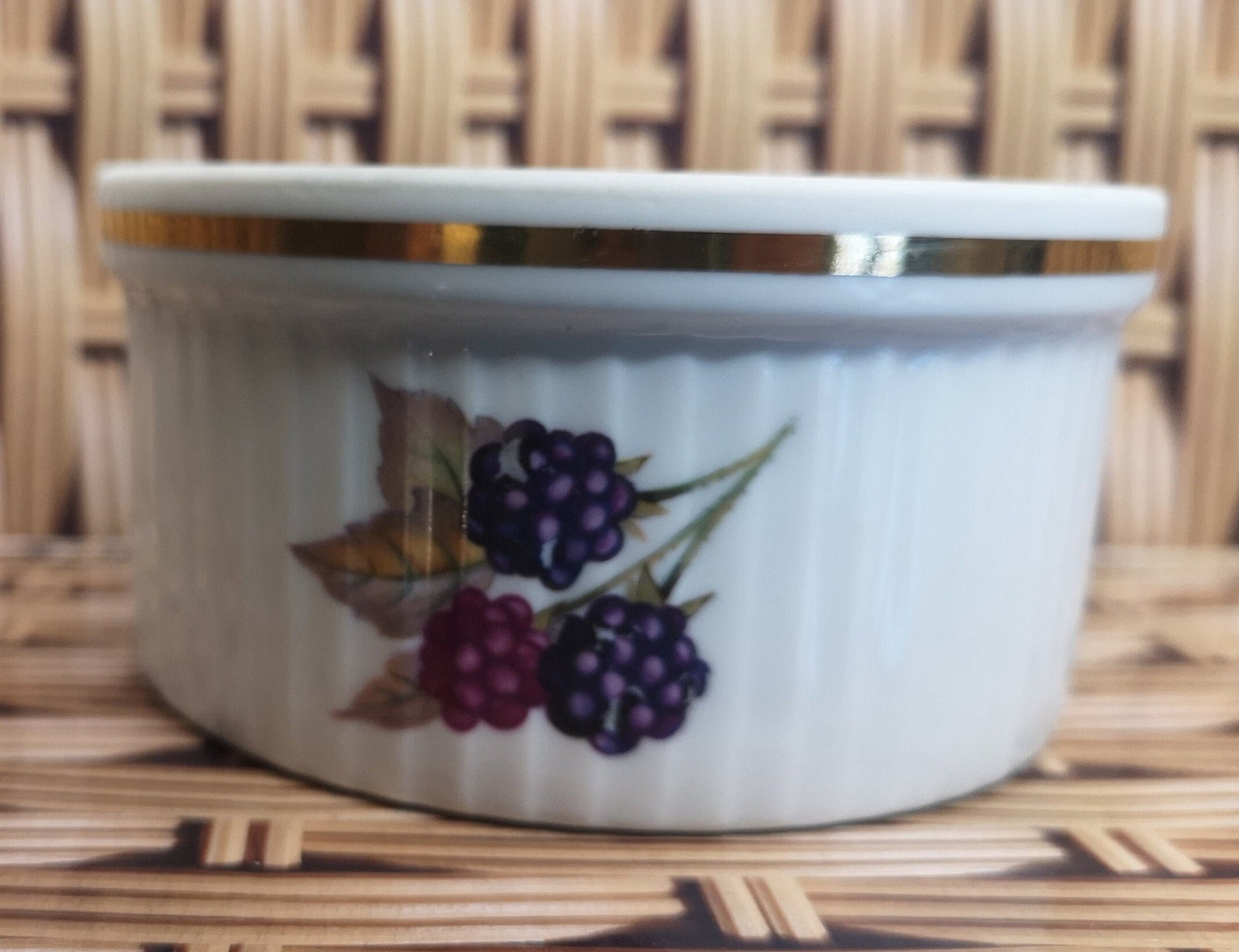 Royal Worcester Evesham berries and leaves gold large ramekin select quantity - Beautiful condition