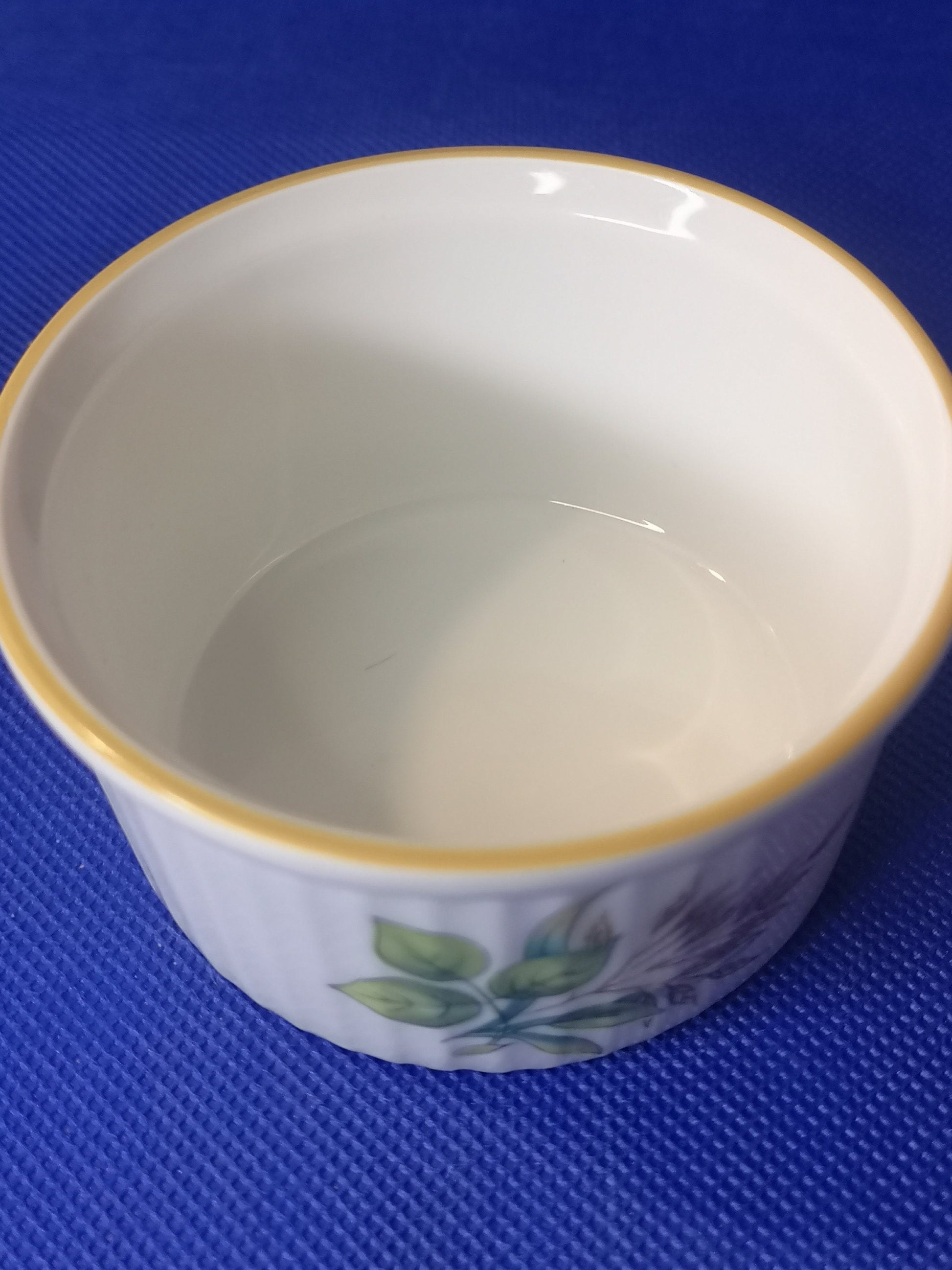 Hedgerow ramekin with gold rim size 00