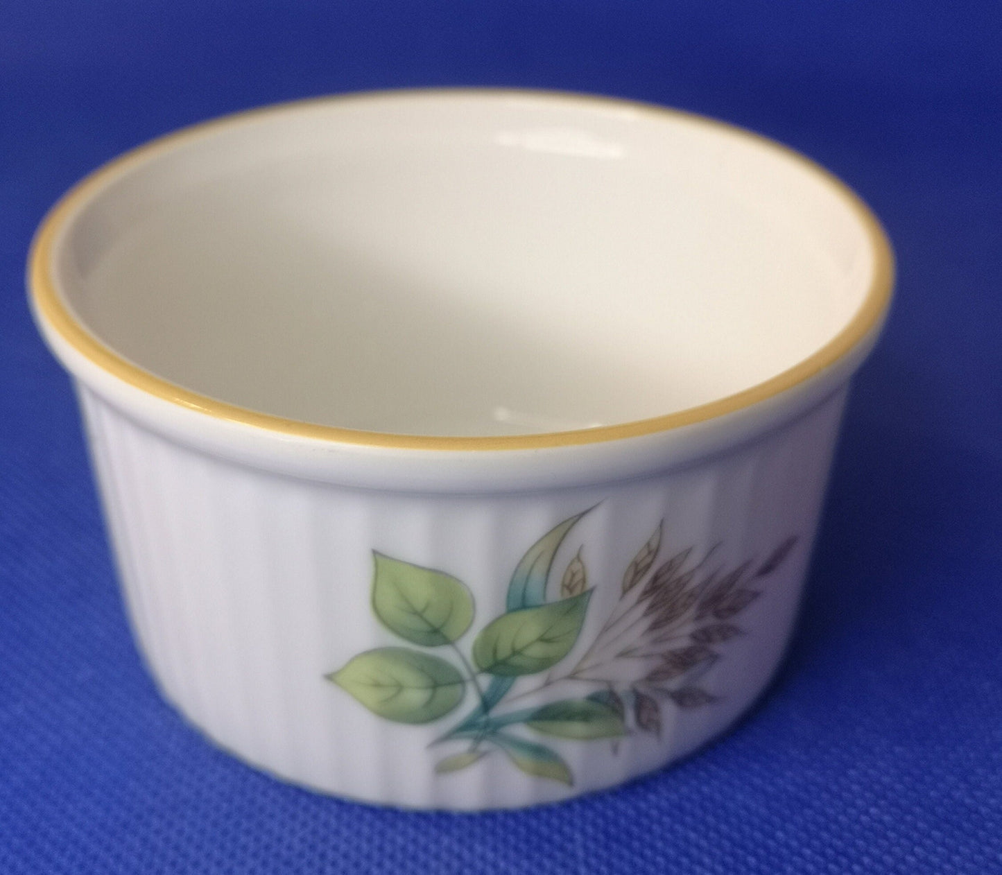 Hedgerow ramekin with gold rim size 00