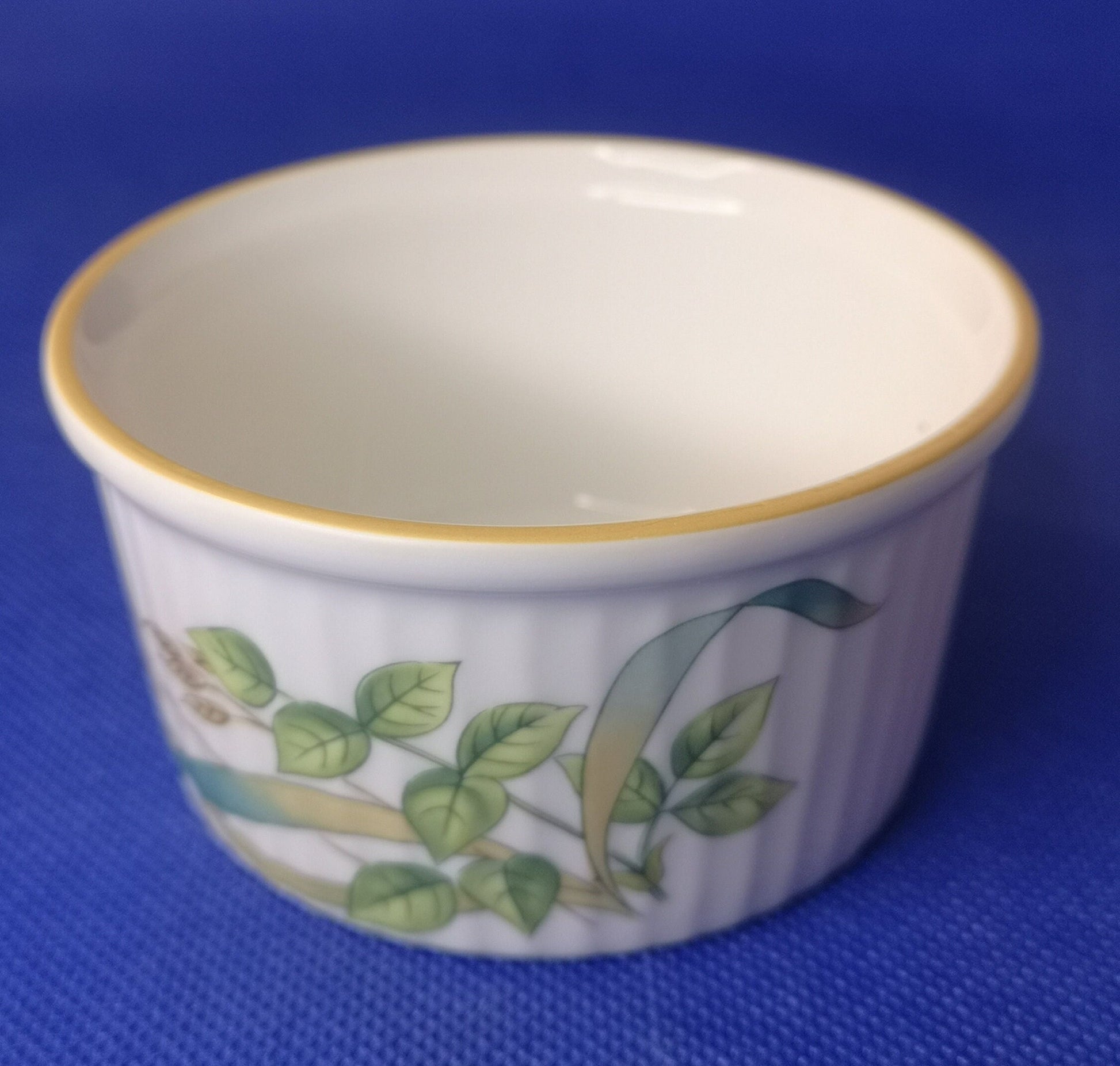 Hedgerow ramekin with gold rim size 00