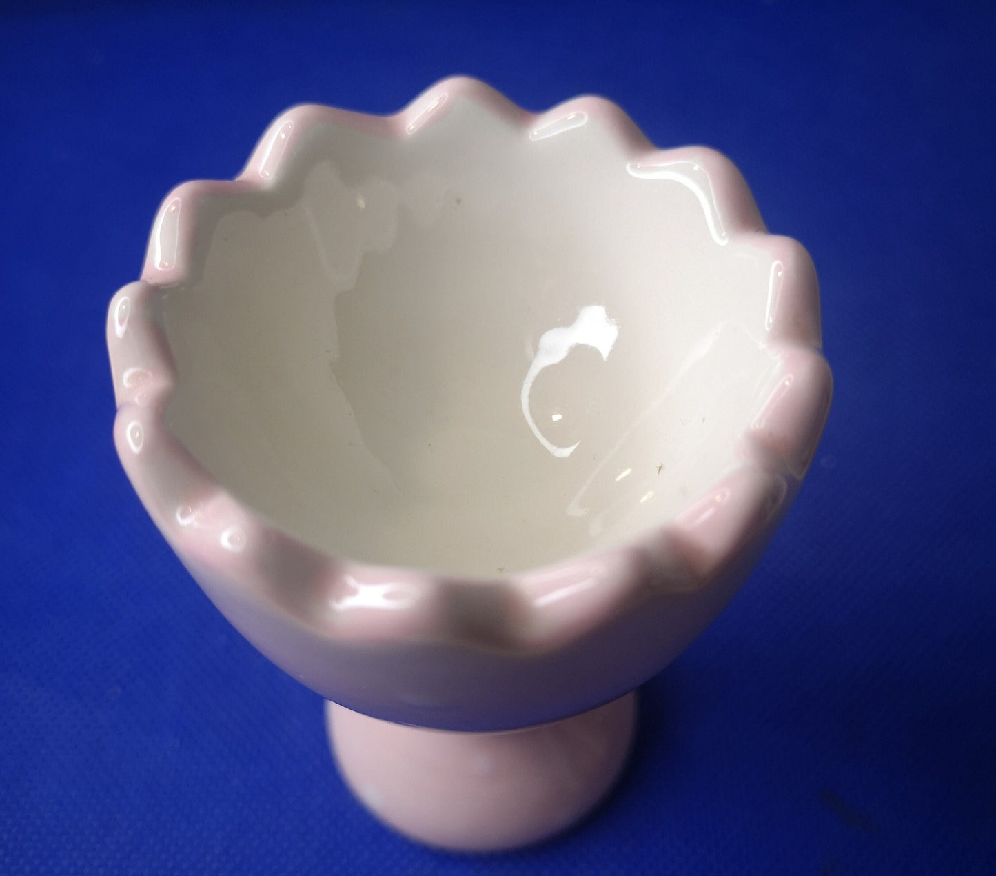 Broken shell design egg cup