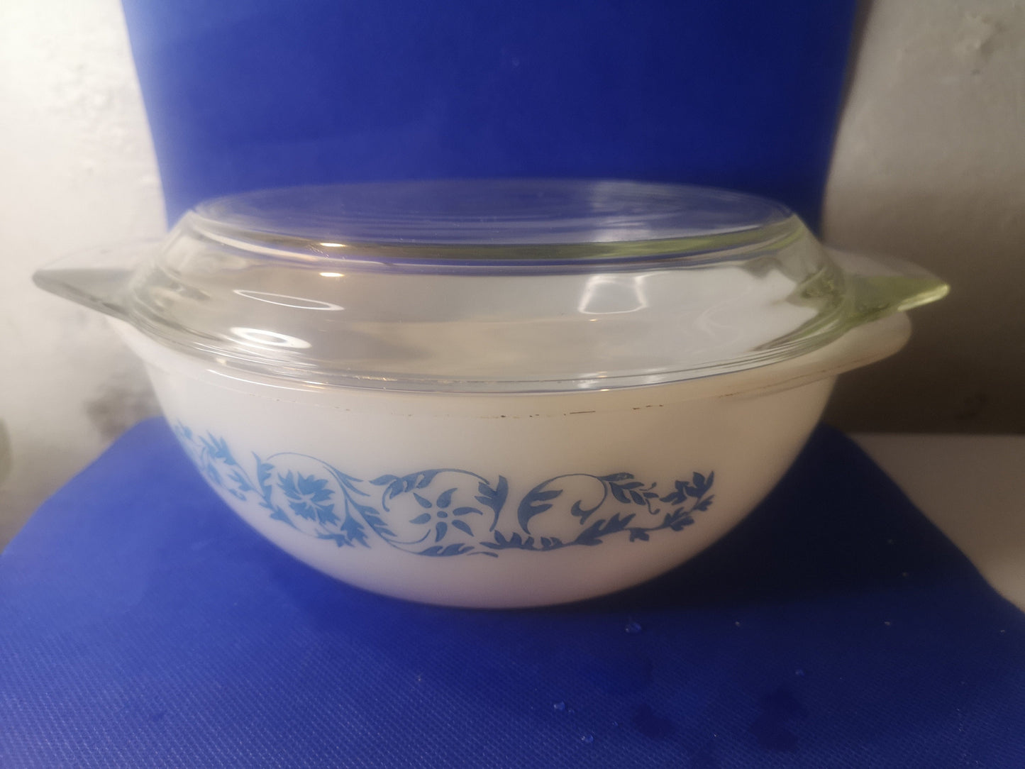 Pyrex round casserole dish complete with clear glass lid 8.75" x 3" Dianthus Folly decoration