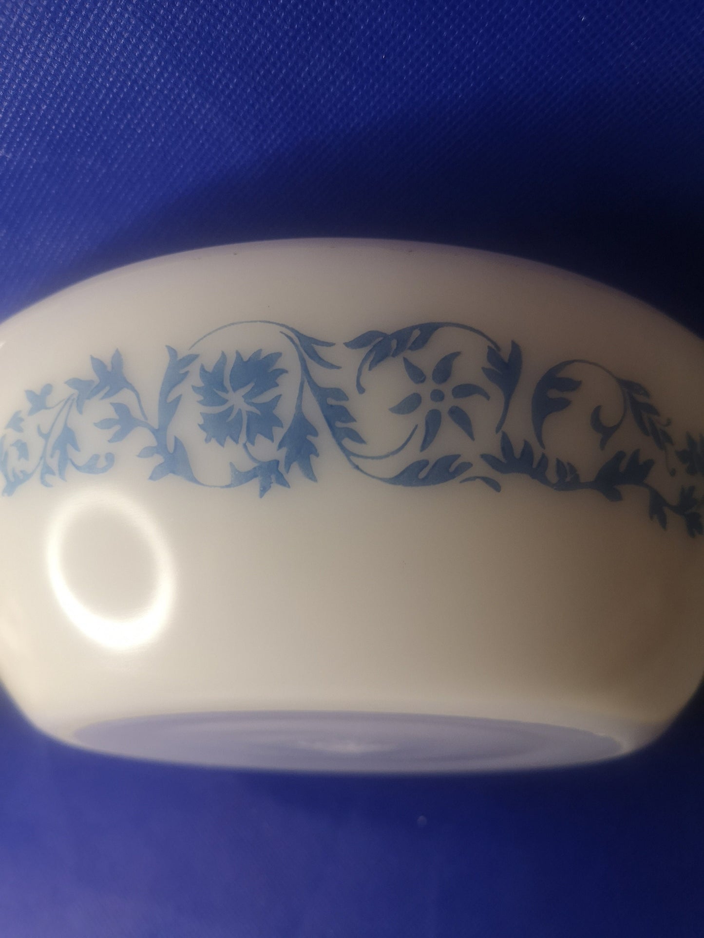 Pyrex round casserole dish complete with clear glass lid 8.75" x 3" Dianthus Folly decoration