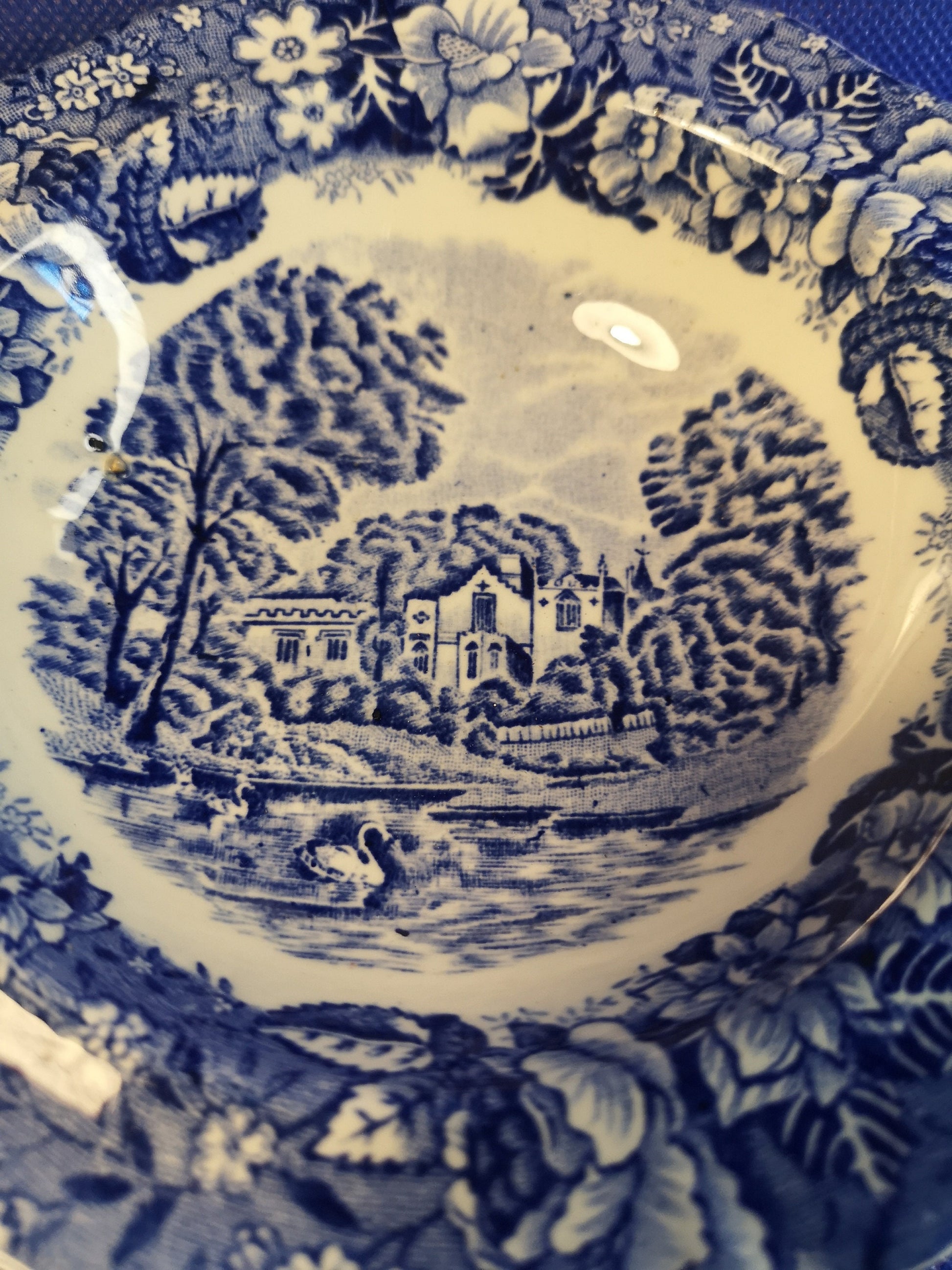 Pallisey Thames river scene bowl 16cm diameter