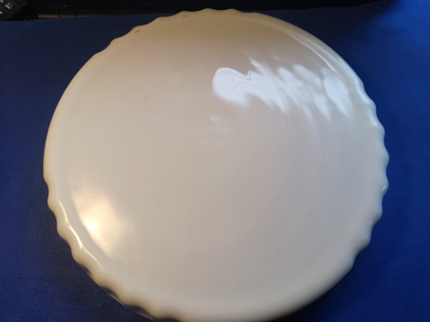 Pyrex flower design Flan Dish pie dish 27cm diameter - fantastic condition