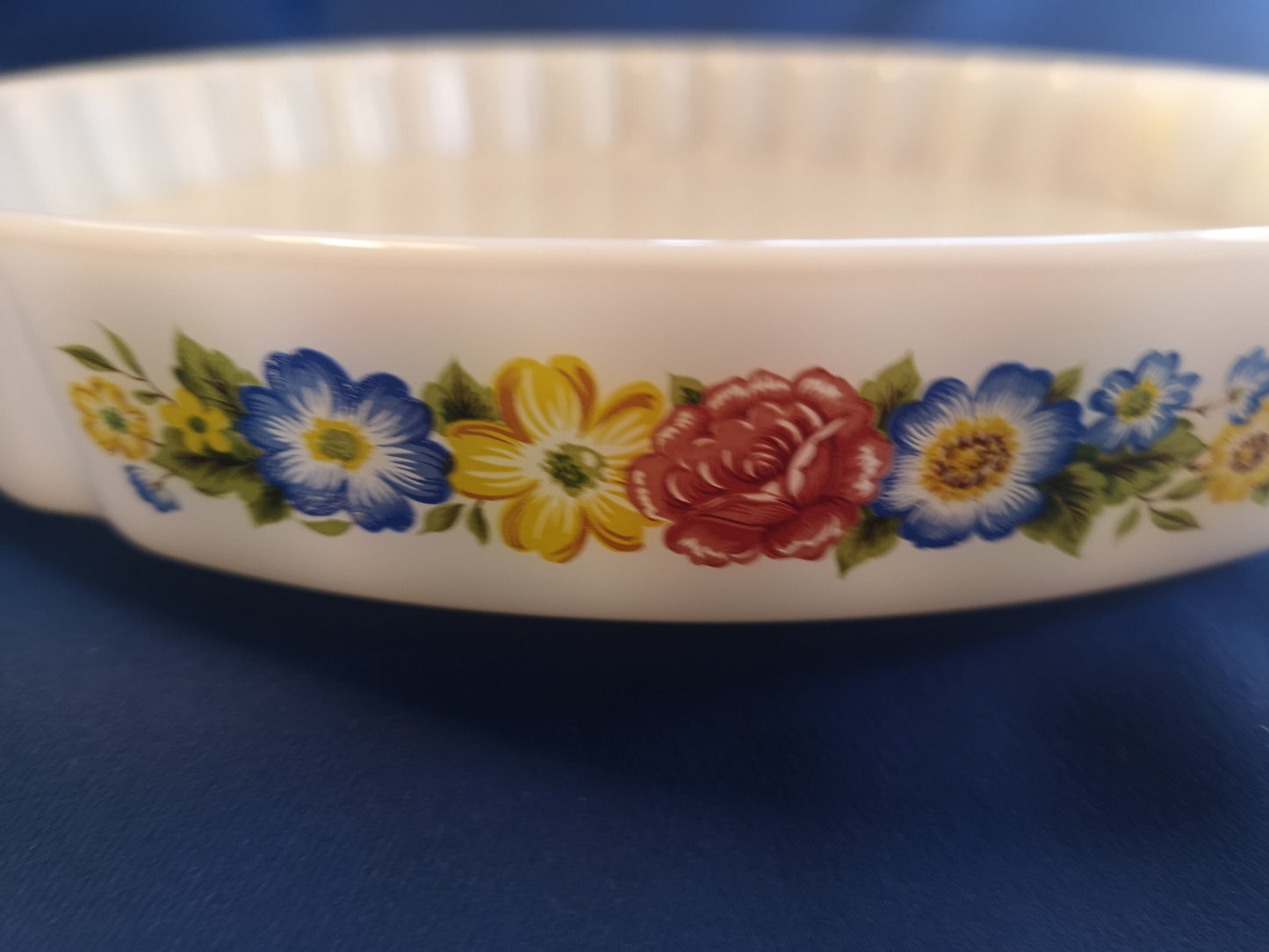 Pyrex flower design Flan Dish pie dish 27cm diameter - fantastic condition