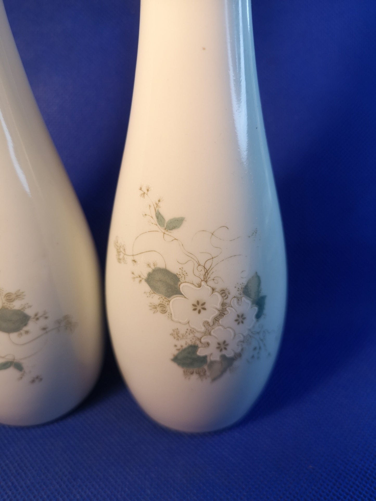 Brazilian 'real' pair of vases white blossom design 19cm tall