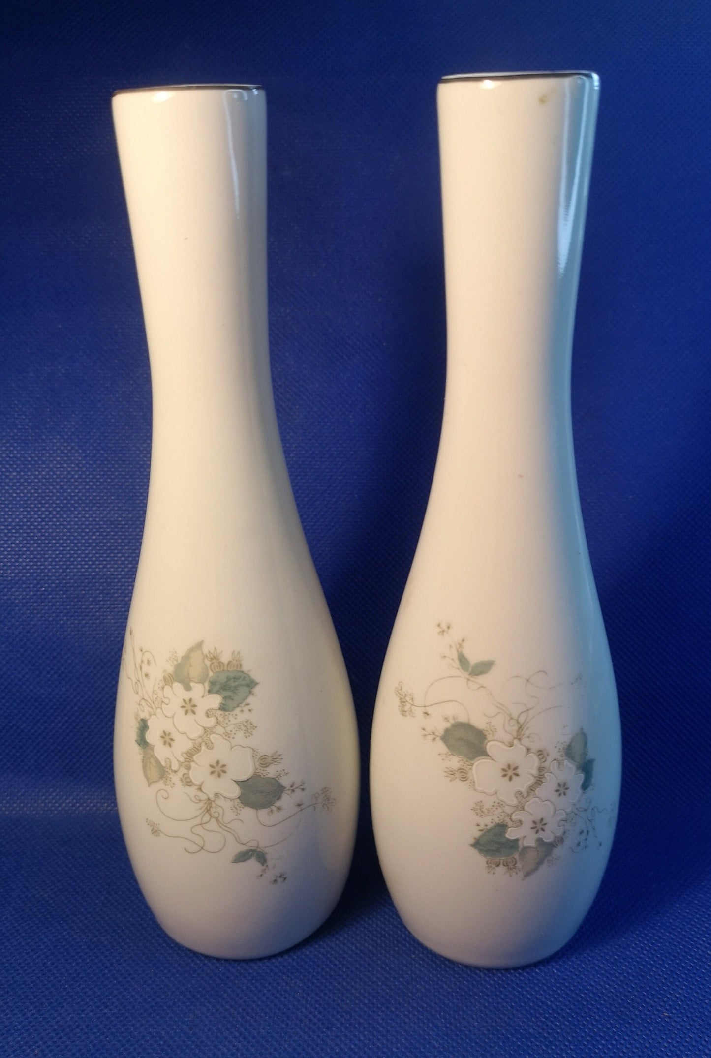 Brazilian 'real' pair of vases white blossom design 19cm tall