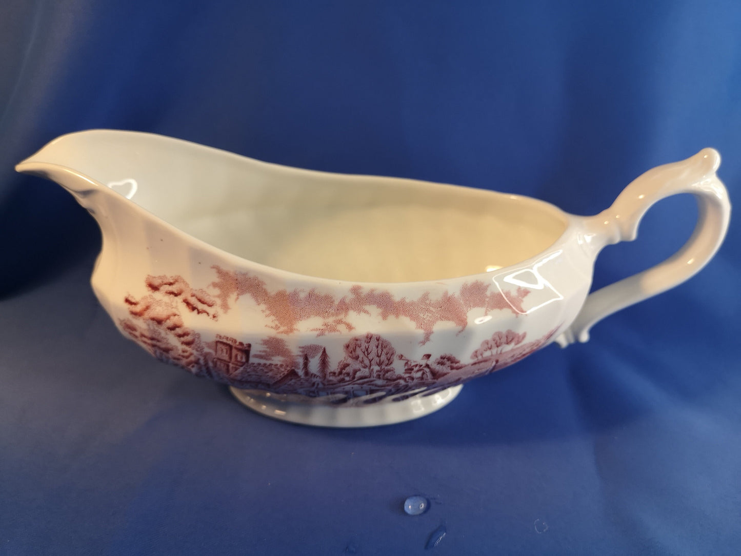 Crown clarence red and white gravy / sauce boat 350ml capacity