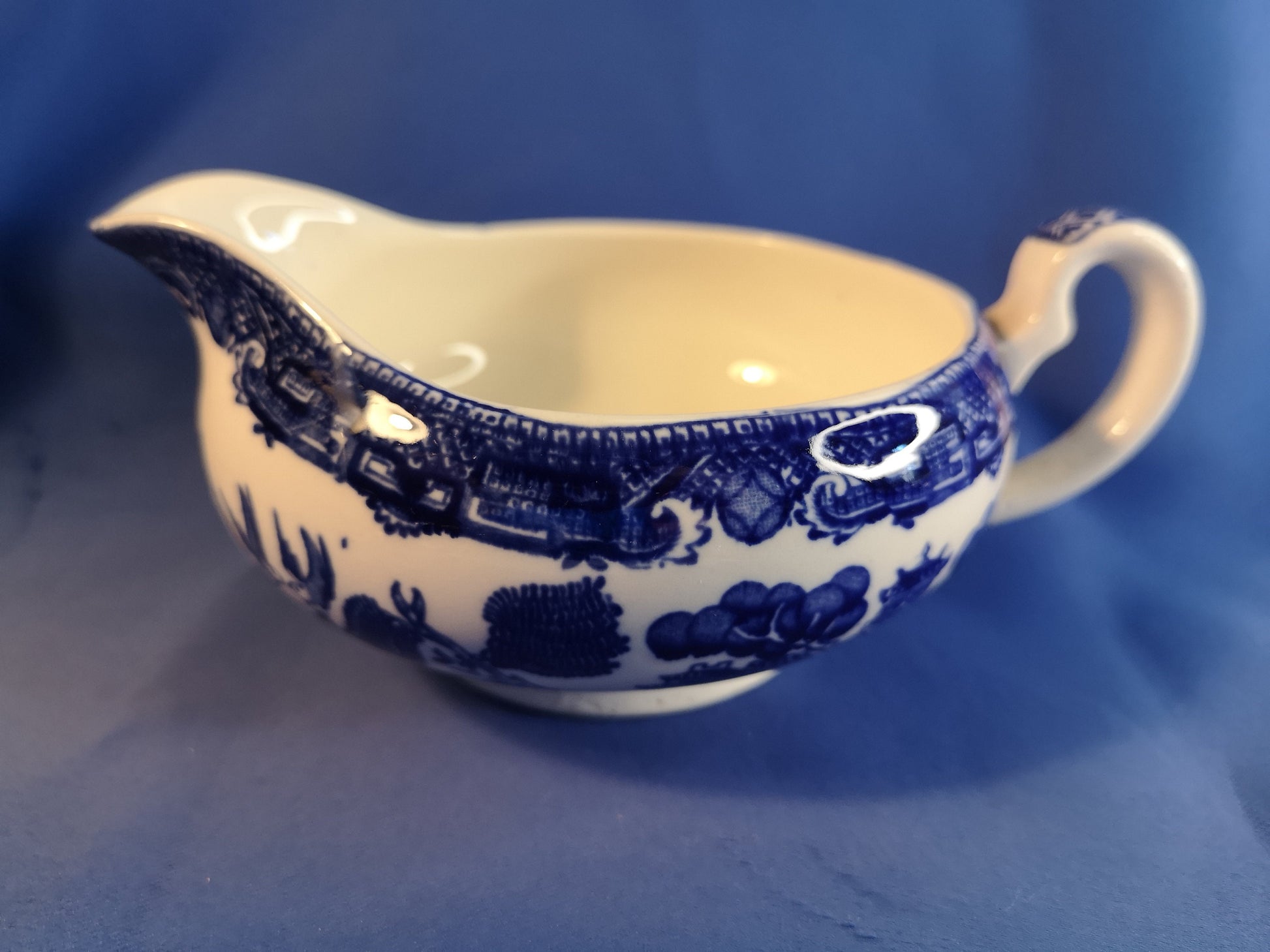 Alfred Meakin blue and white willow gravy / sauce boat 230ml capacity