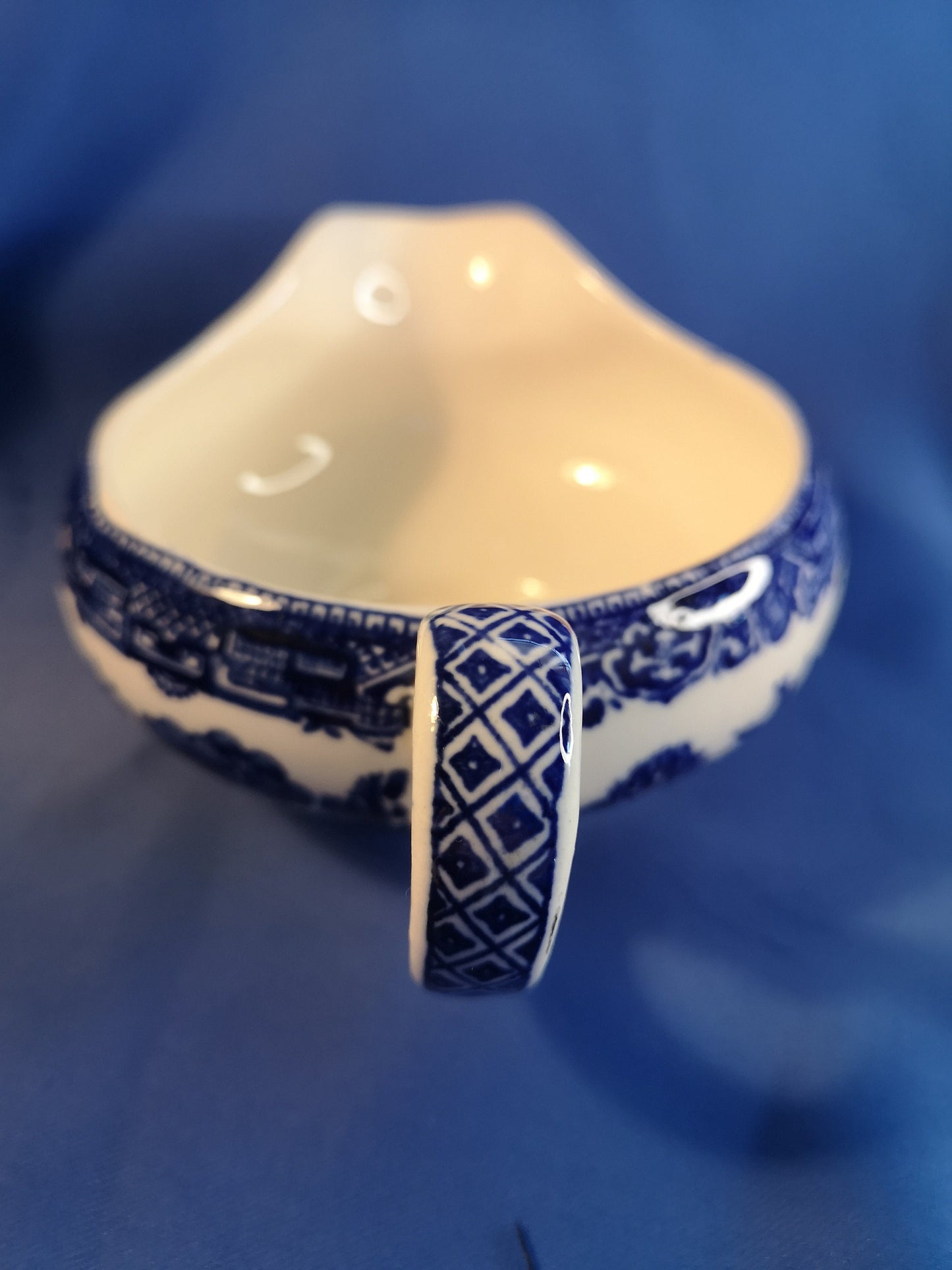 Alfred Meakin blue and white willow gravy / sauce boat 230ml capacity