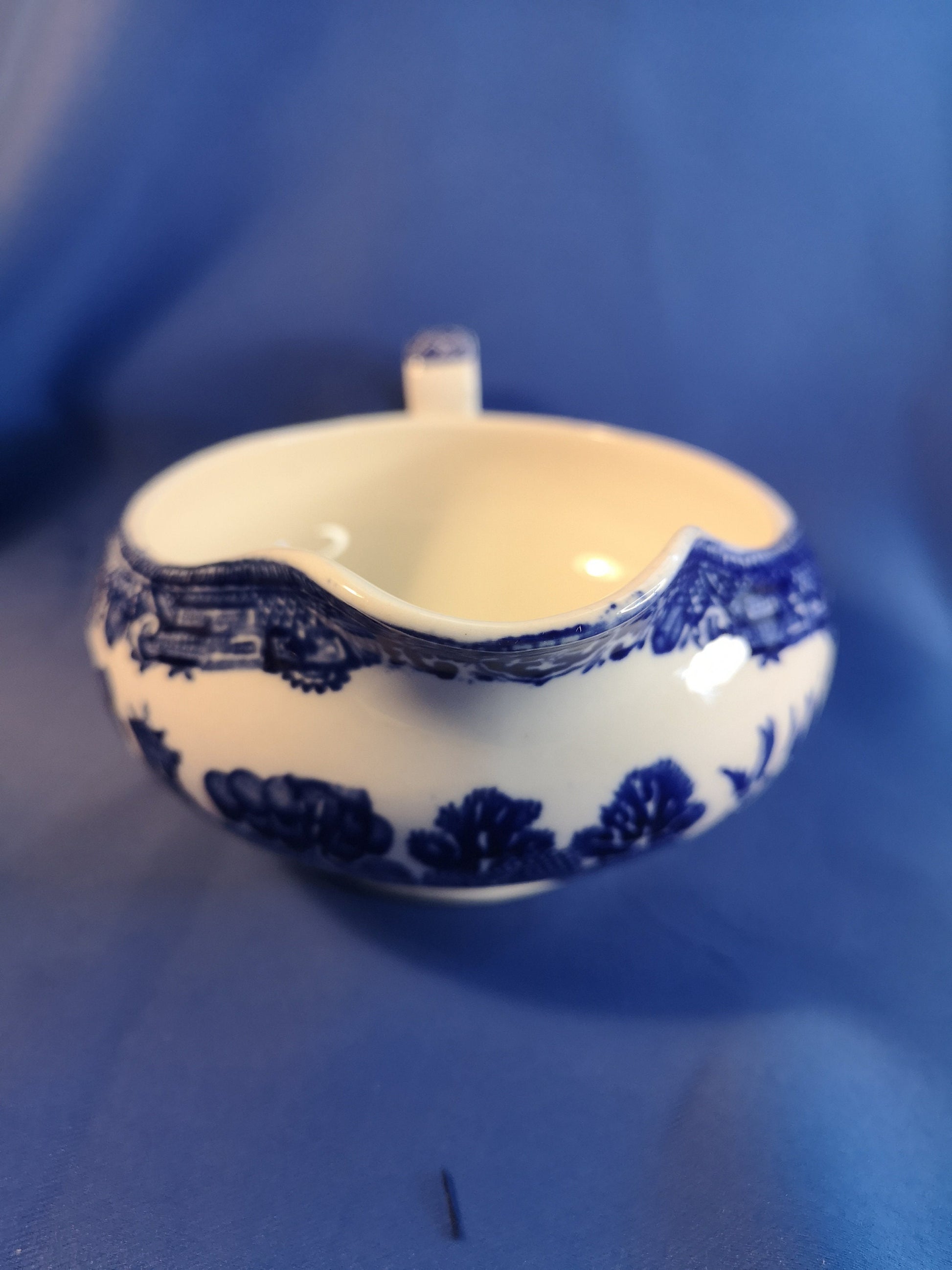 Alfred Meakin blue and white willow gravy / sauce boat 230ml capacity