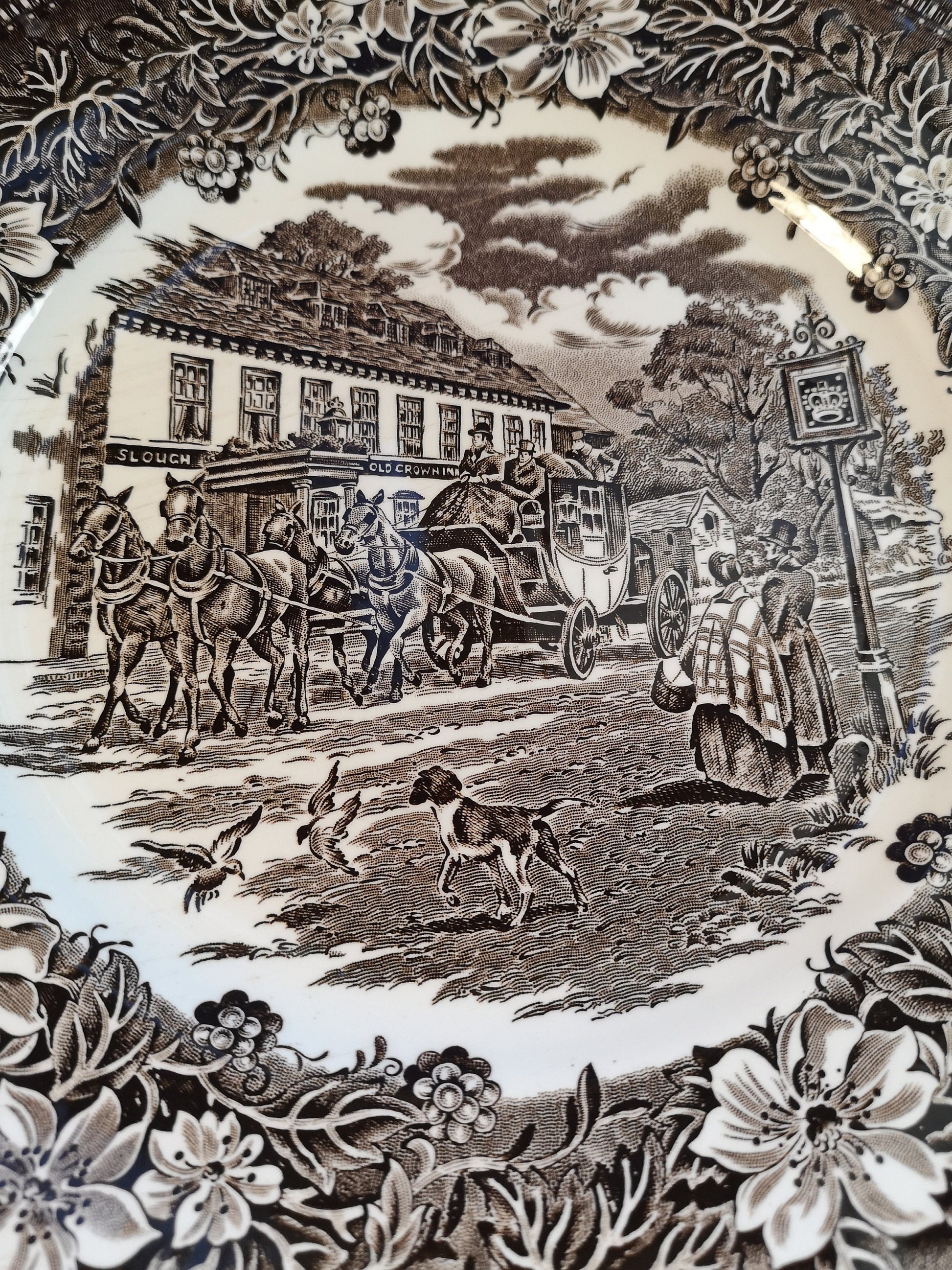 Royal Tudor Ware coaching taverns scene dinner plate 25cm