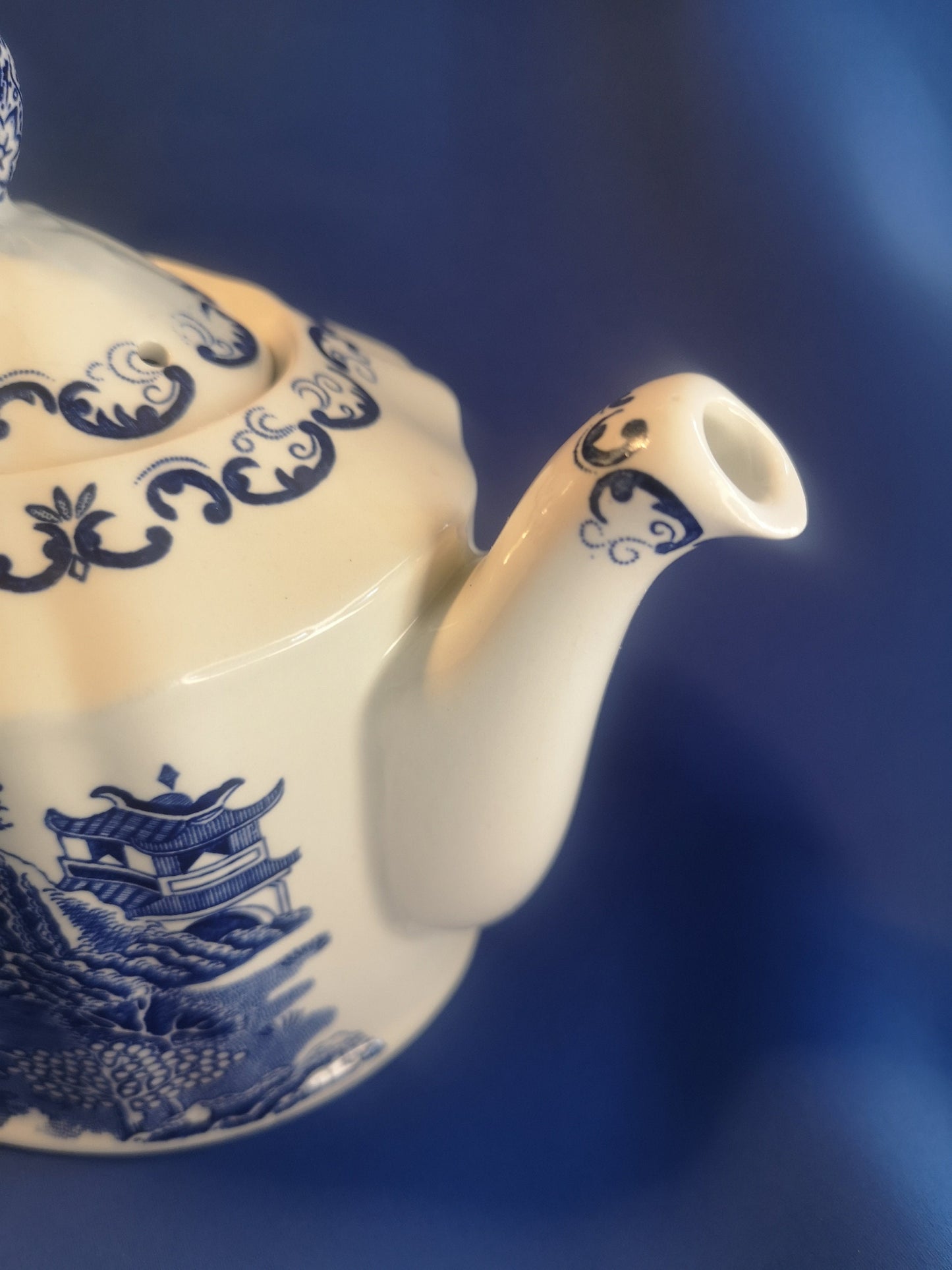 Ringtons 75th anniversary blue and white willow teapot by Mason's ironstone 500ml capacity,