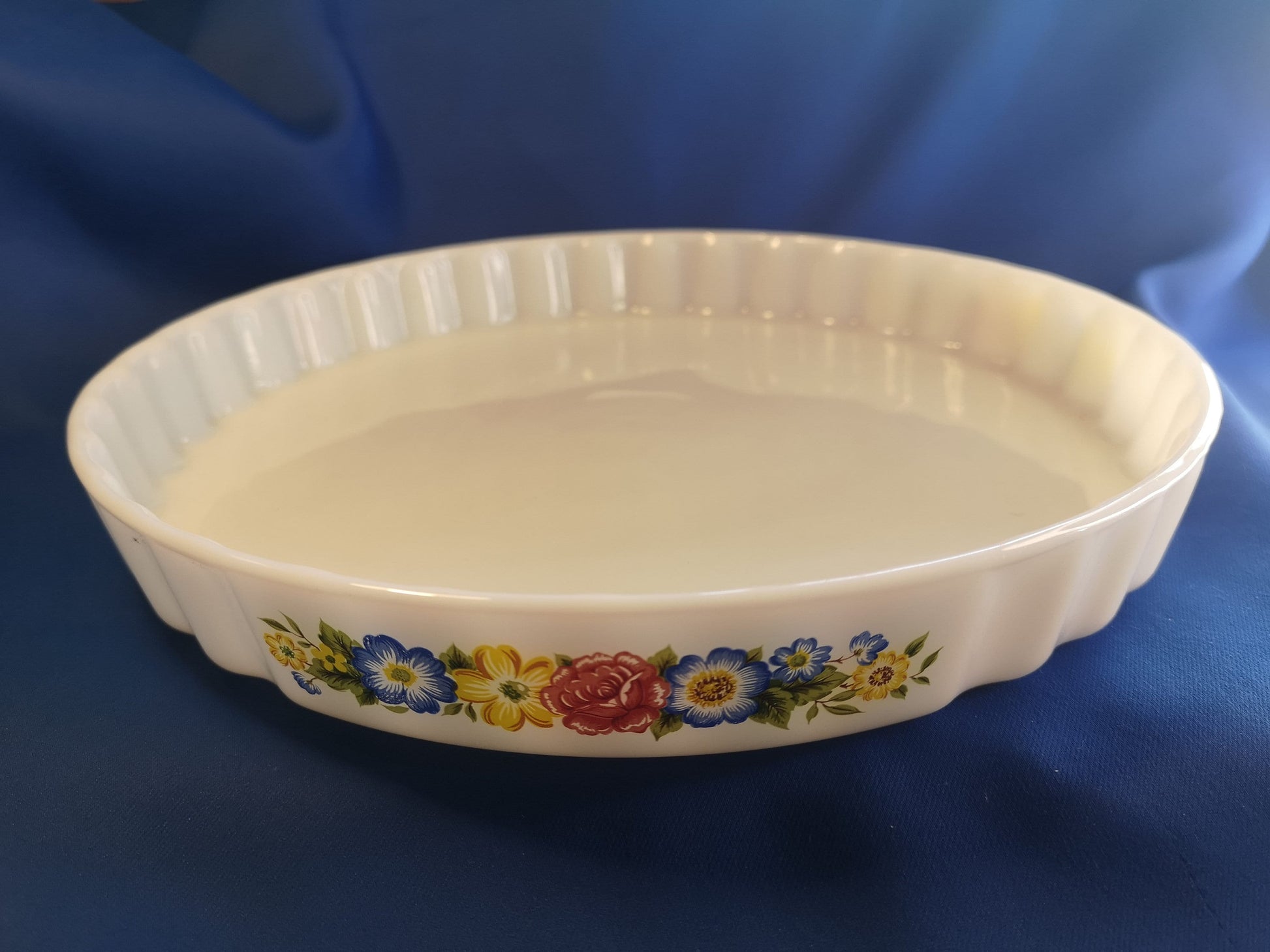 Pyrex flower design Flan Dish pie dish 27cm diameter - fantastic condition