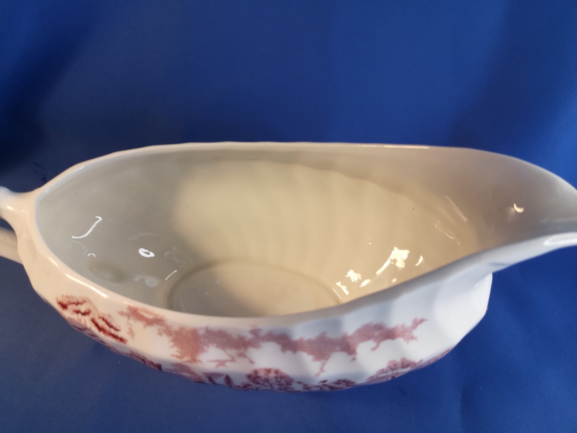 Crown clarence red and white gravy / sauce boat 350ml capacity