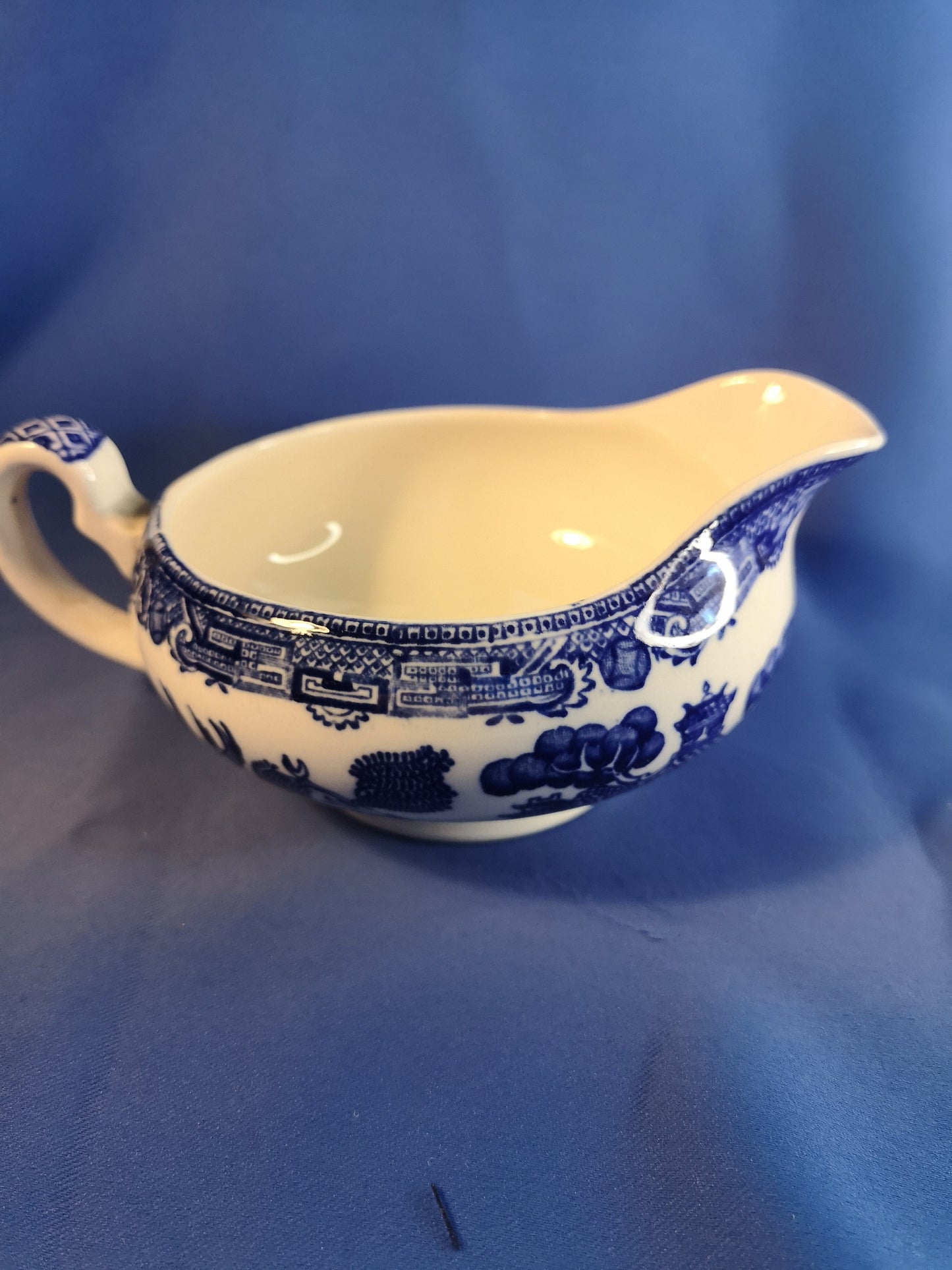 Alfred Meakin blue and white willow gravy / sauce boat 230ml capacity