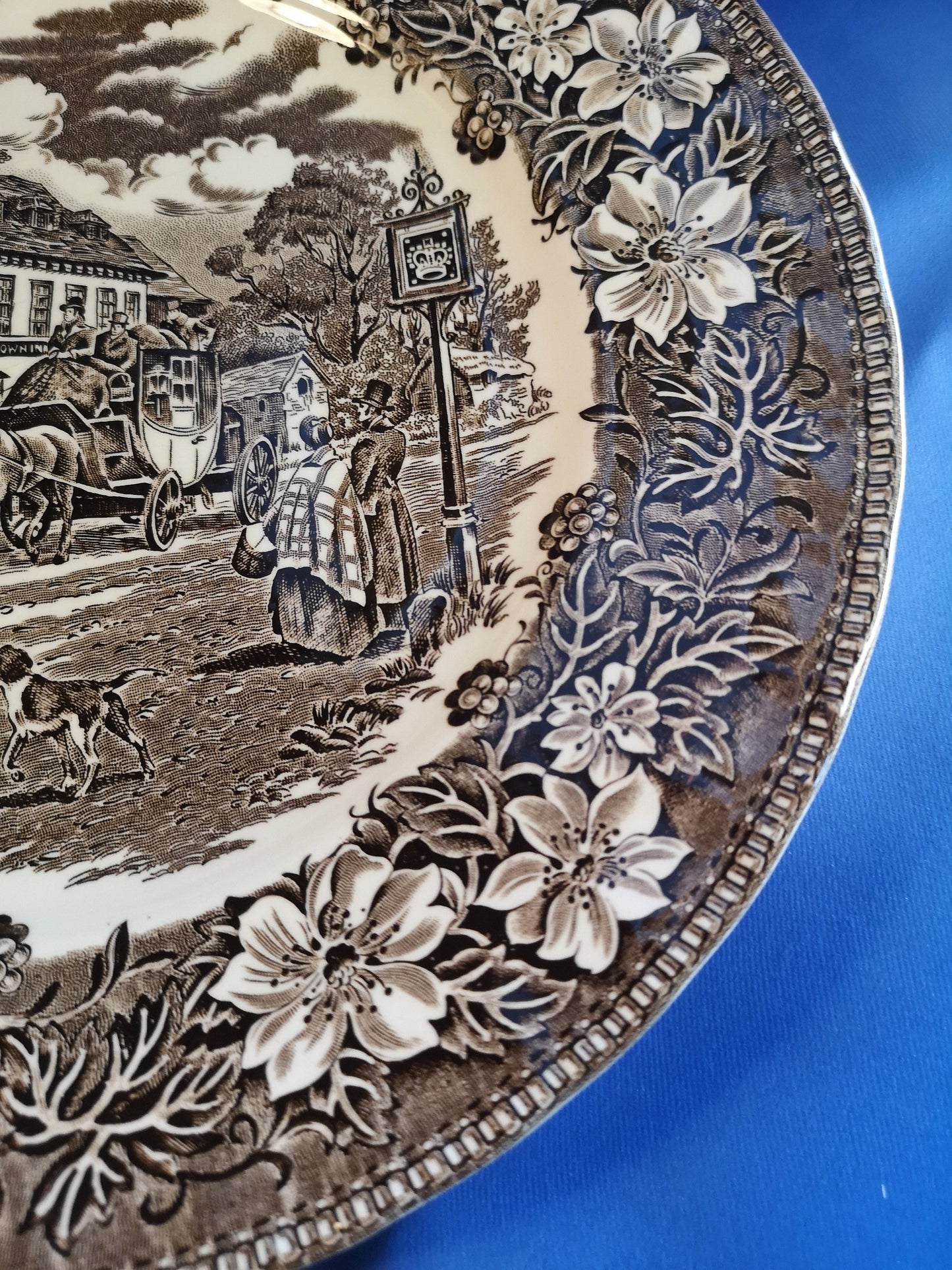 Royal Tudor Ware coaching taverns scene dinner plate 25cm