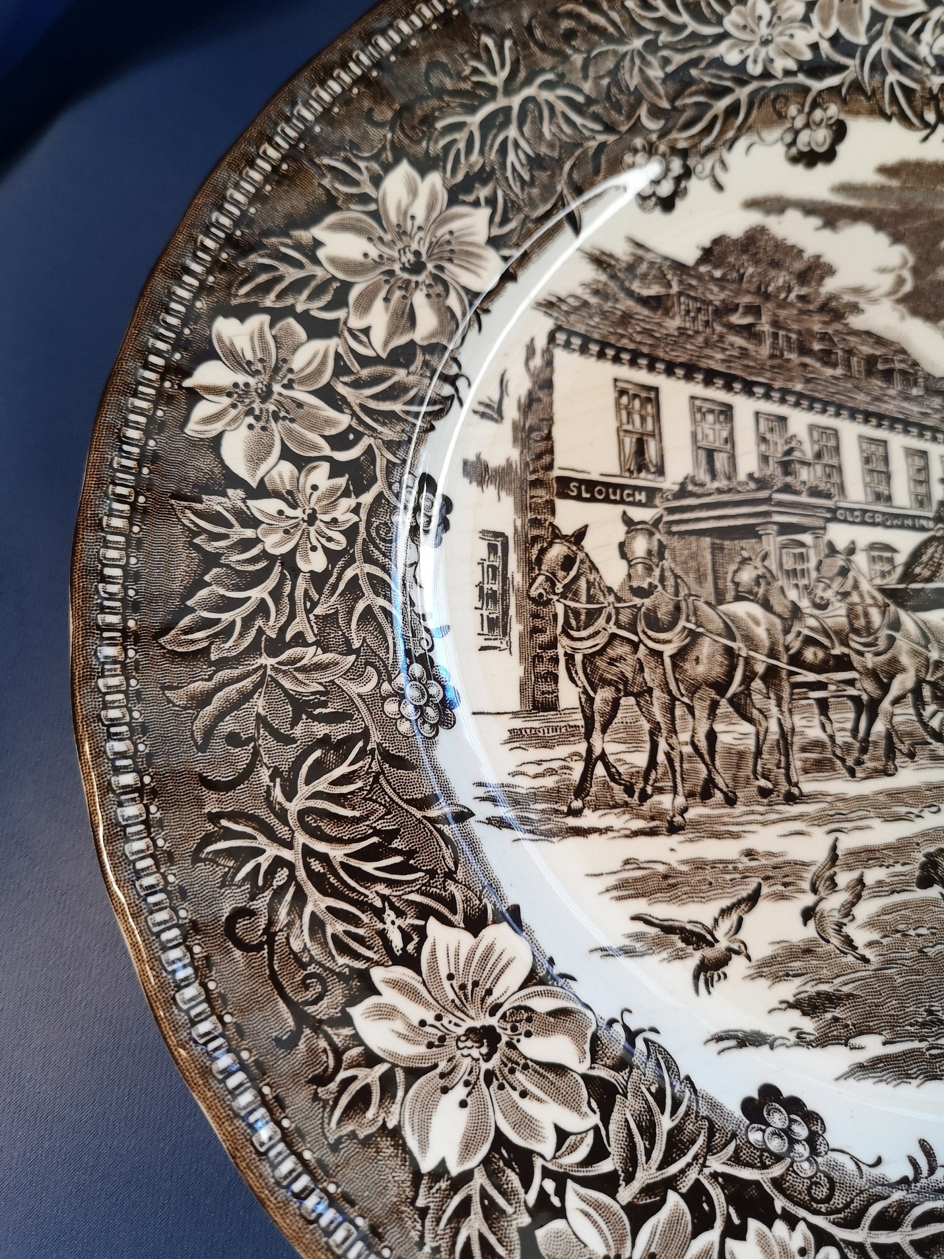 Royal Tudor Ware coaching taverns scene dinner plate 25cm