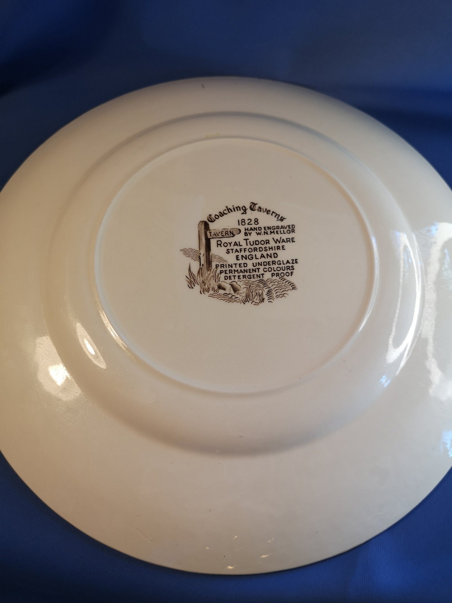 Royal Tudor Ware coaching taverns scene dinner plate 25cm