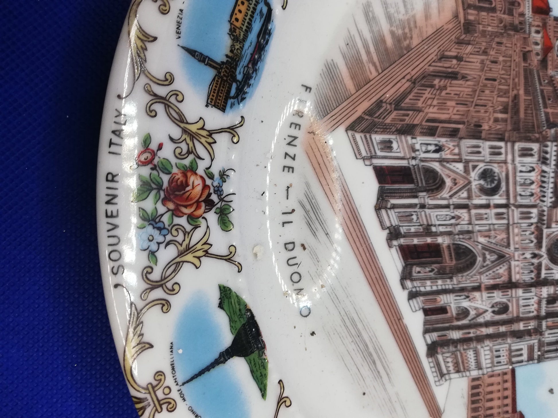 Plate depicting the Duomo in Florence. - with hanging hook for the wall