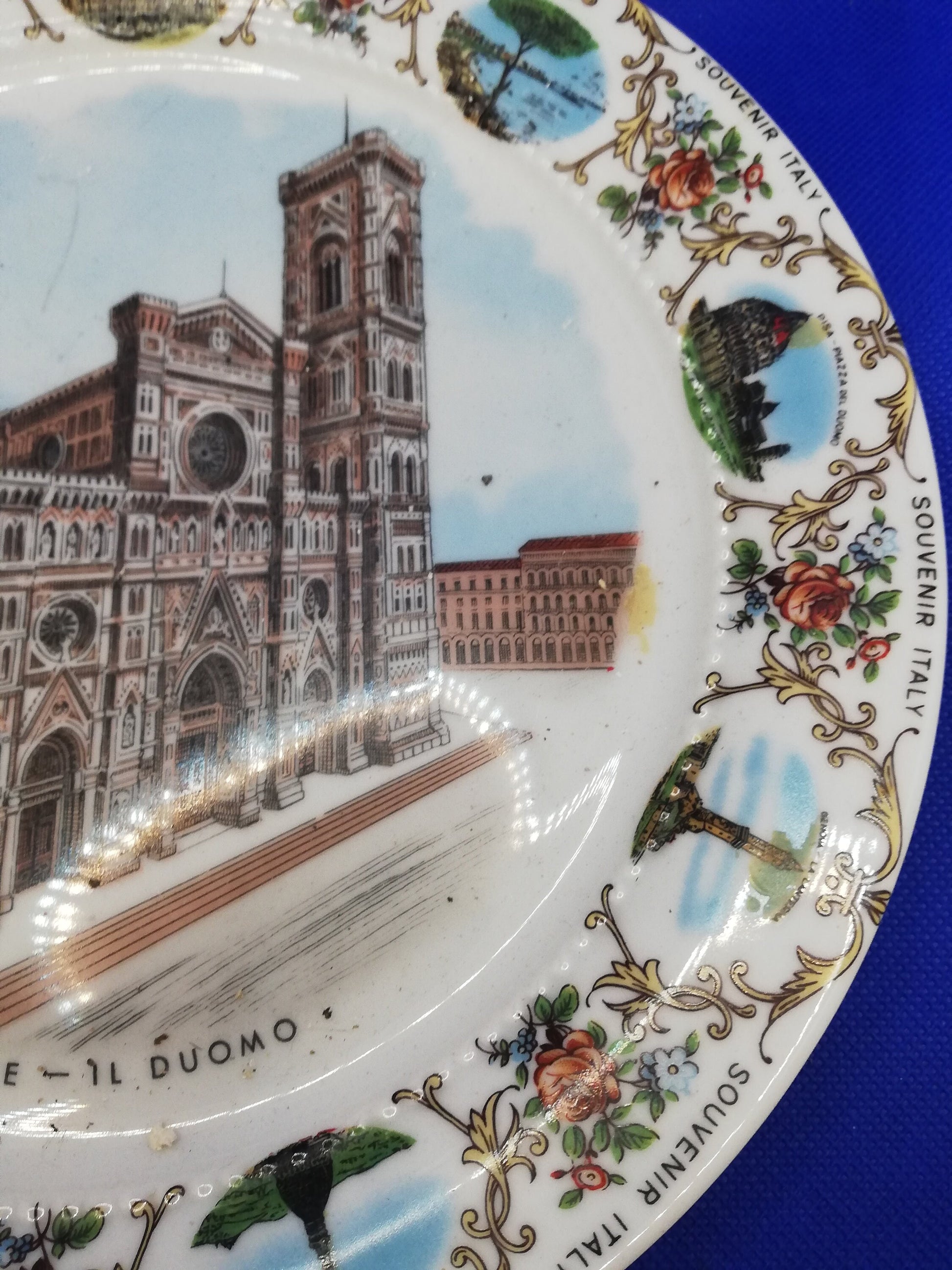 Plate depicting the Duomo in Florence. - with hanging hook for the wall