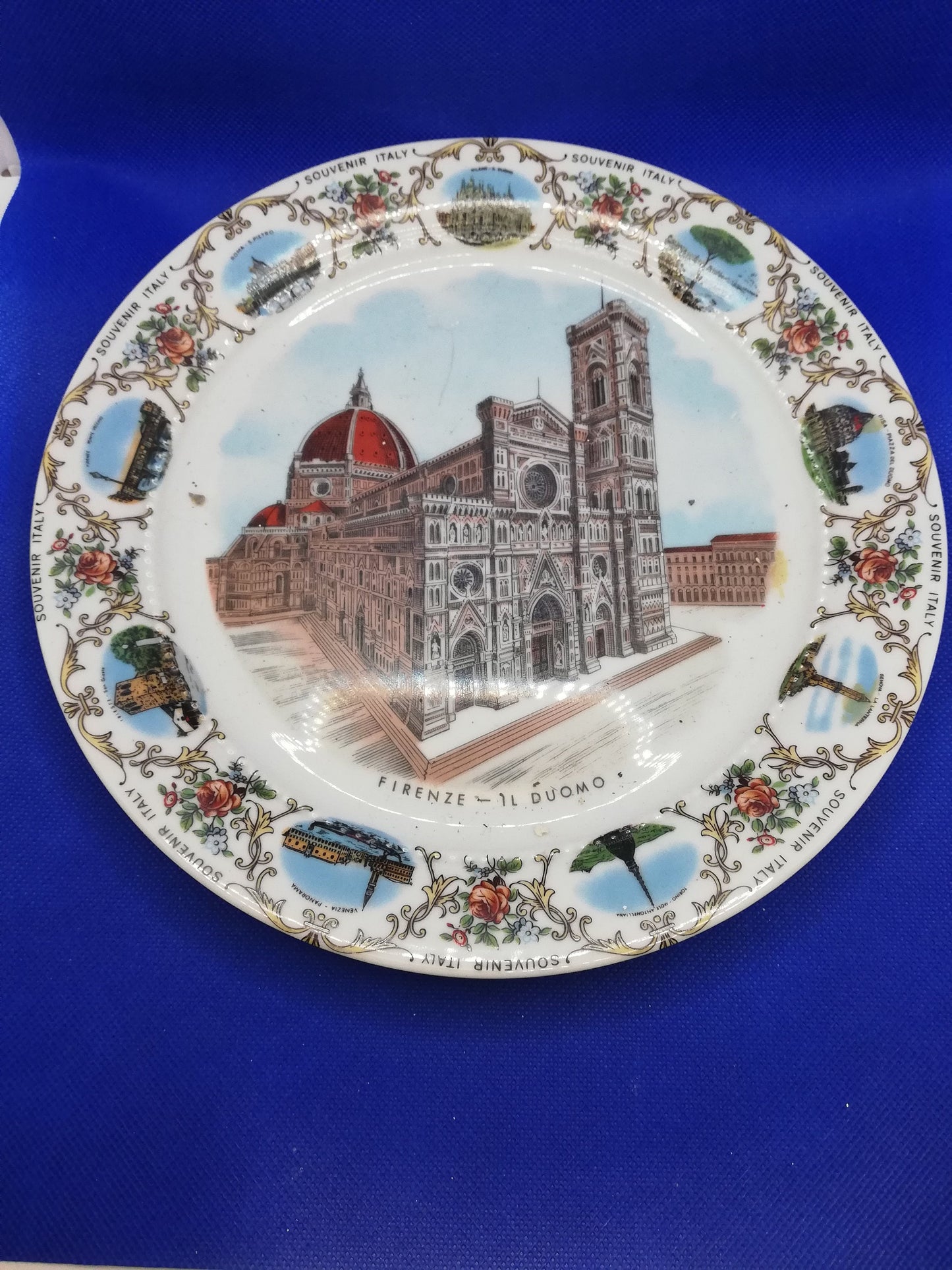 Plate depicting the Duomo in Florence. - with hanging hook for the wall