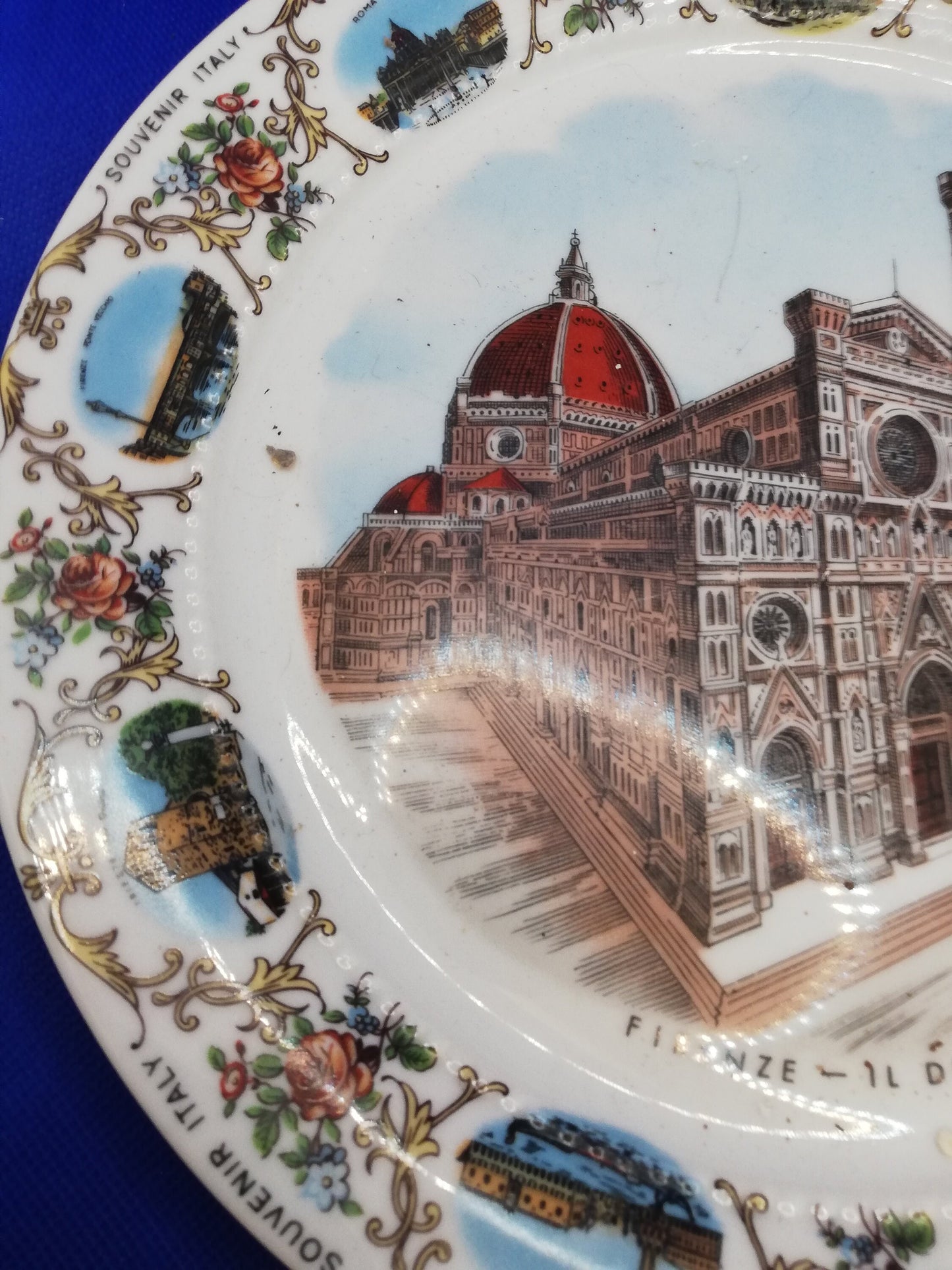 Plate depicting the Duomo in Florence. - with hanging hook for the wall