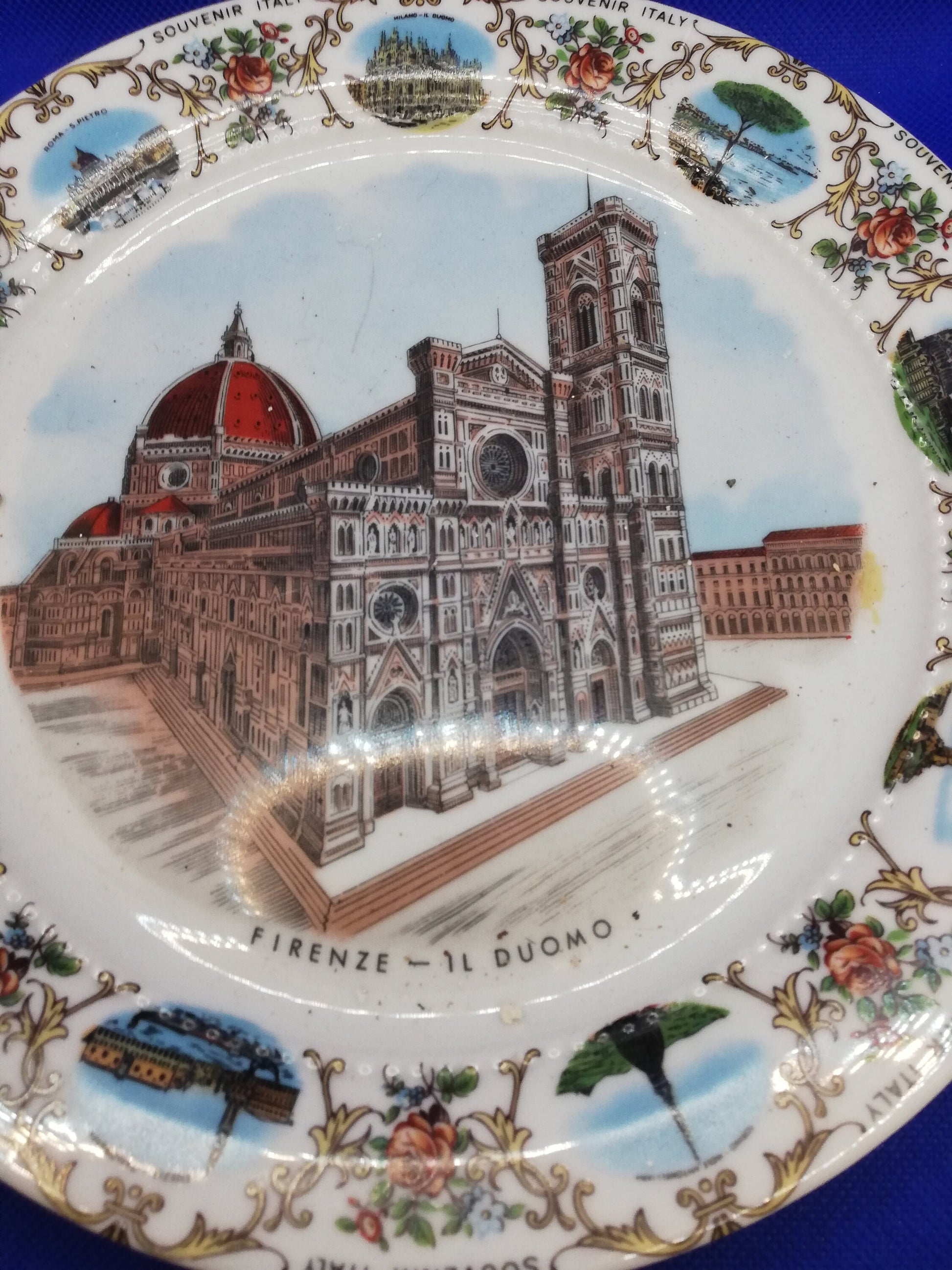 Plate depicting the Duomo in Florence. - with hanging hook for the wall