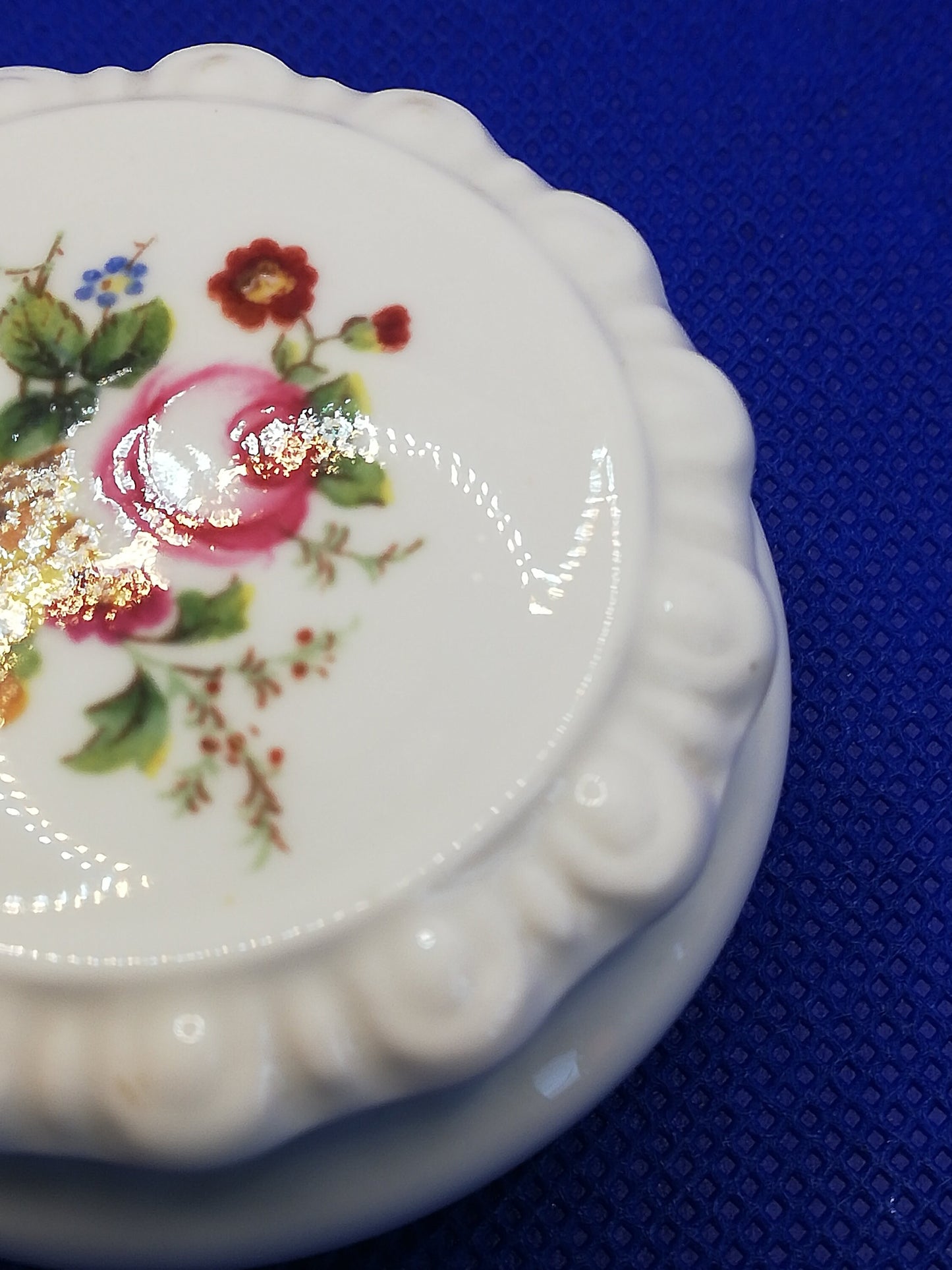 Coalport small trinket dish with lid 2" diameter