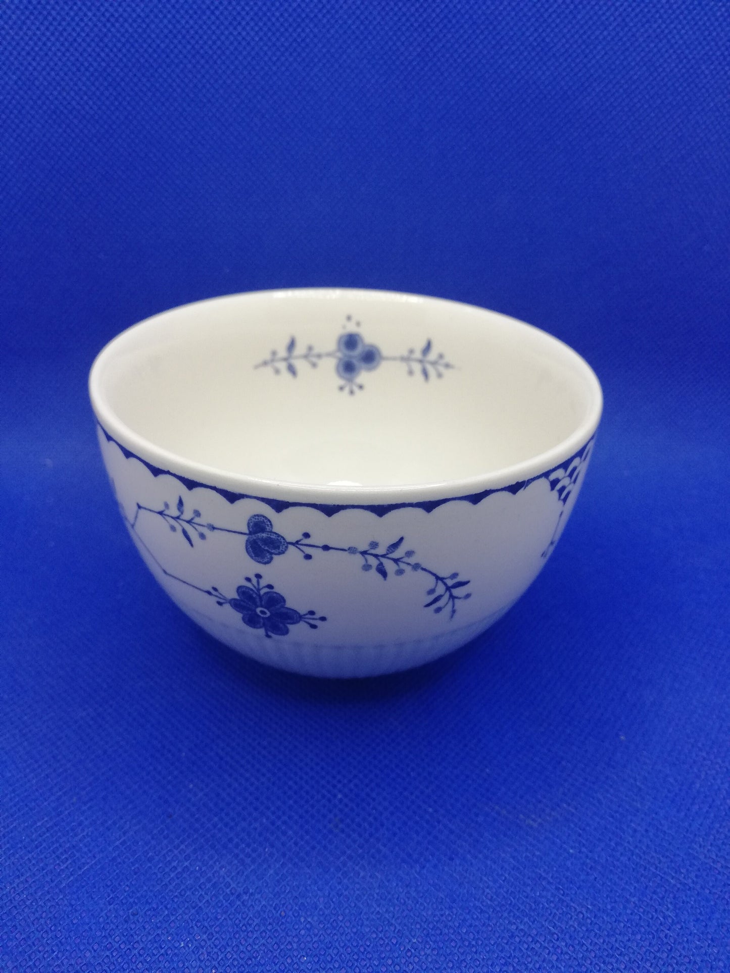 Furnivals blue Denmark sugar bowl 4" x 2 1/2" - vintage - fantastic condition