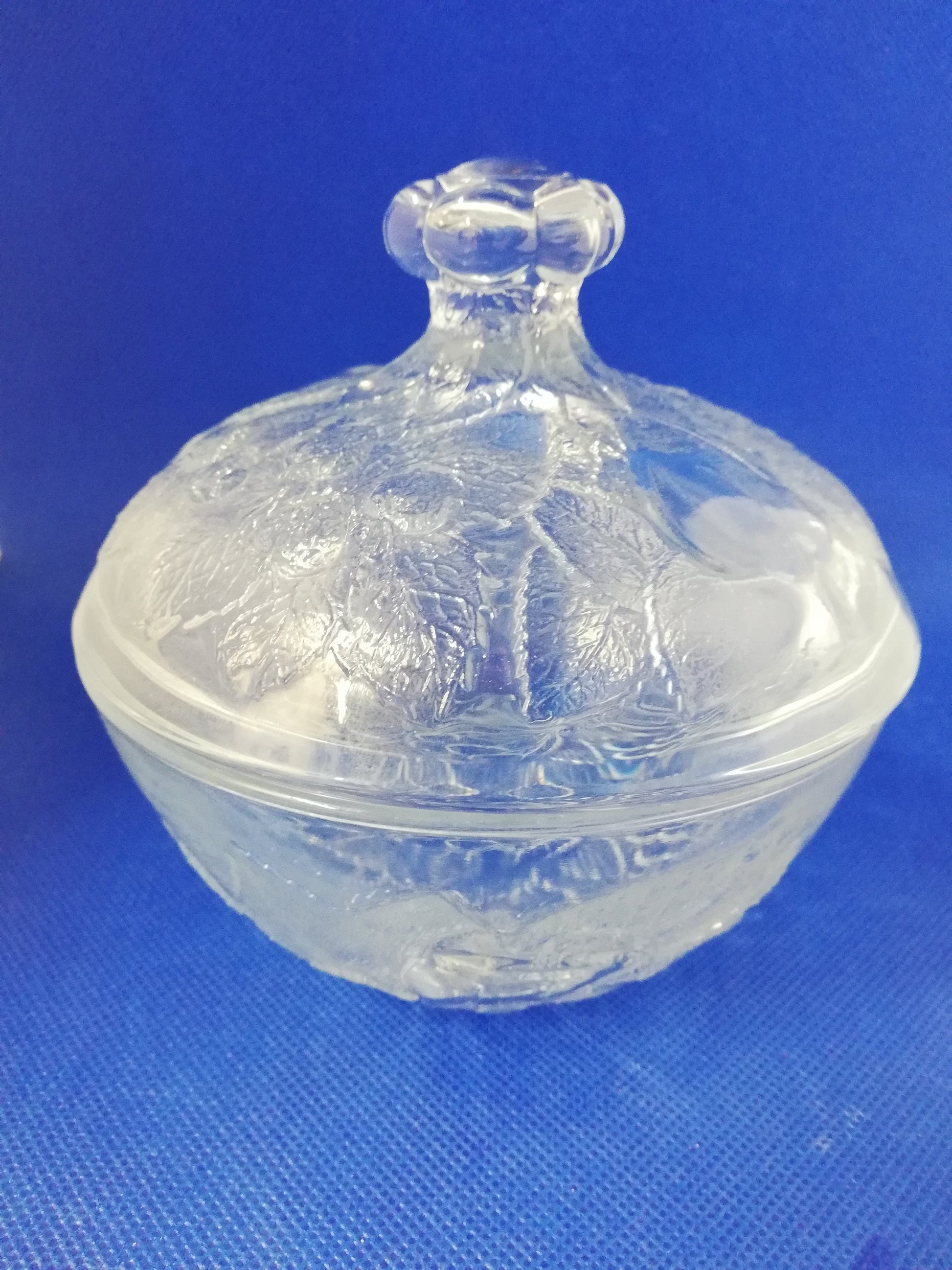 Glass dish complte with lid - ovely decoration