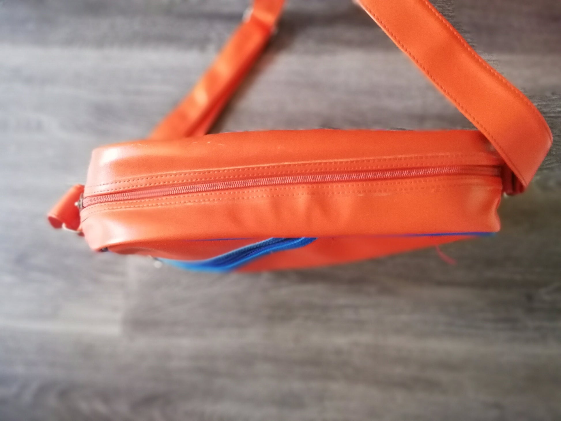 Dunlop sports shoulder bag - retro orange and blue