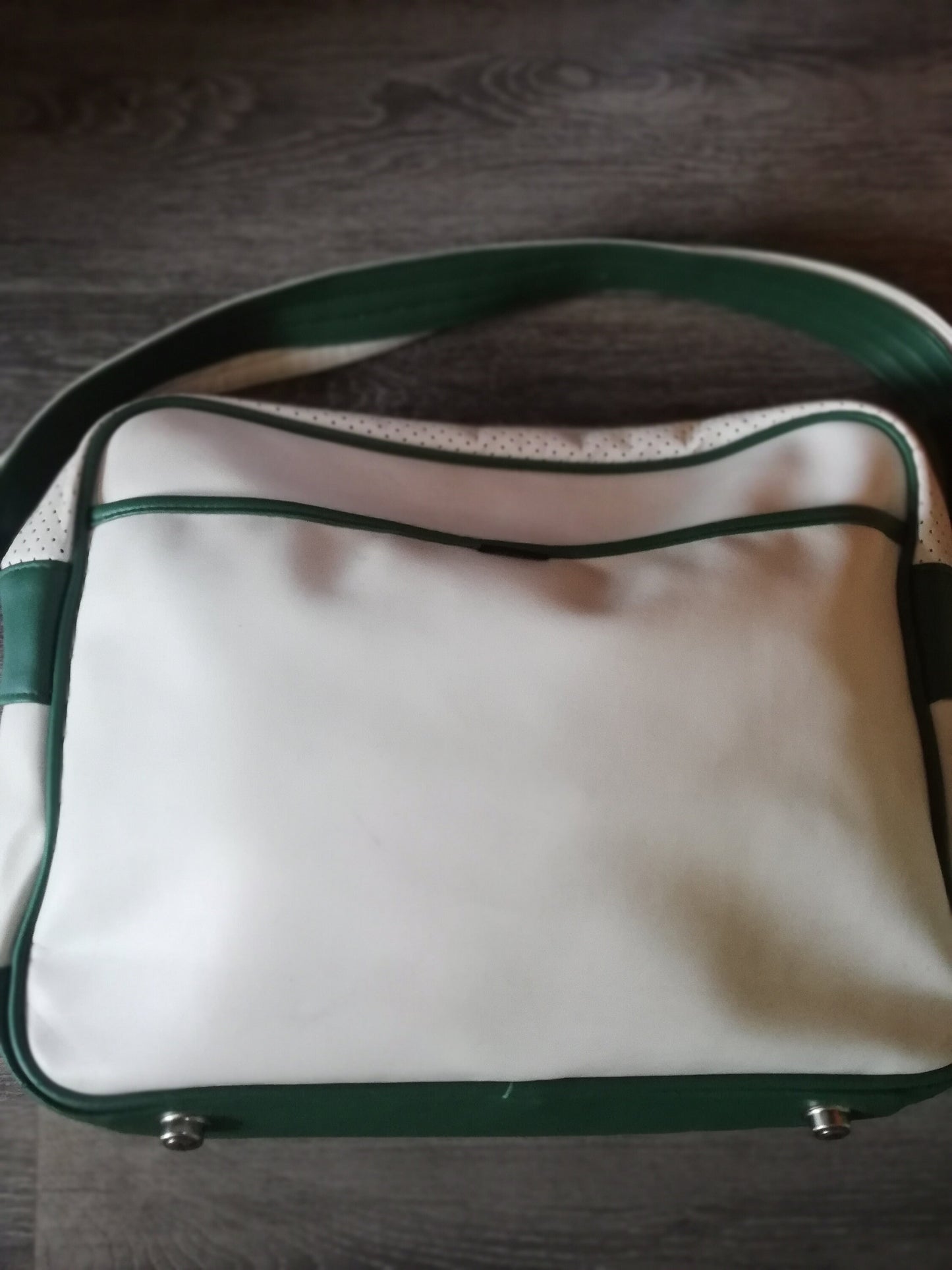 Dunlop Retro Green and Cream Shoulder Bag, Sports Bag, Vintage Style, Classic Design, Athletic Travel Bag