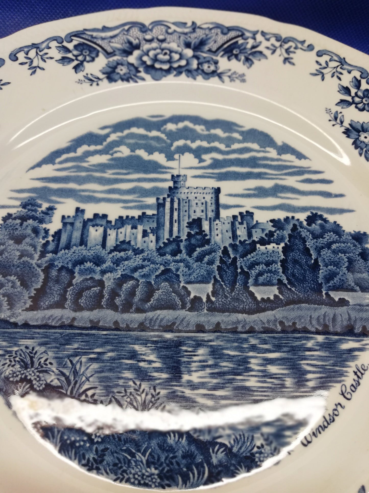 Royal swan 10" plate. Historic castles. Windsor castle