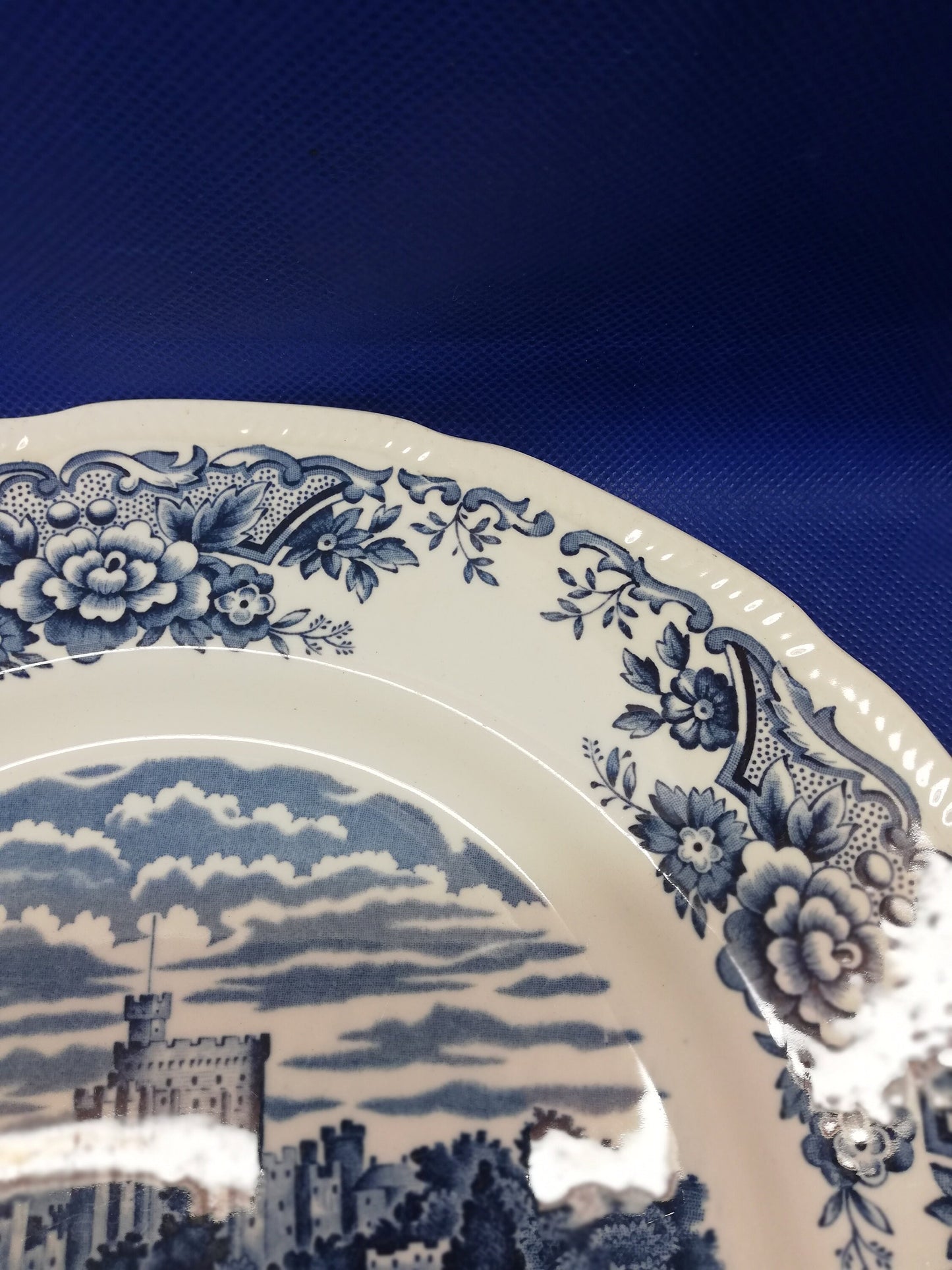 Royal swan 10" plate. Historic castles. Windsor castle