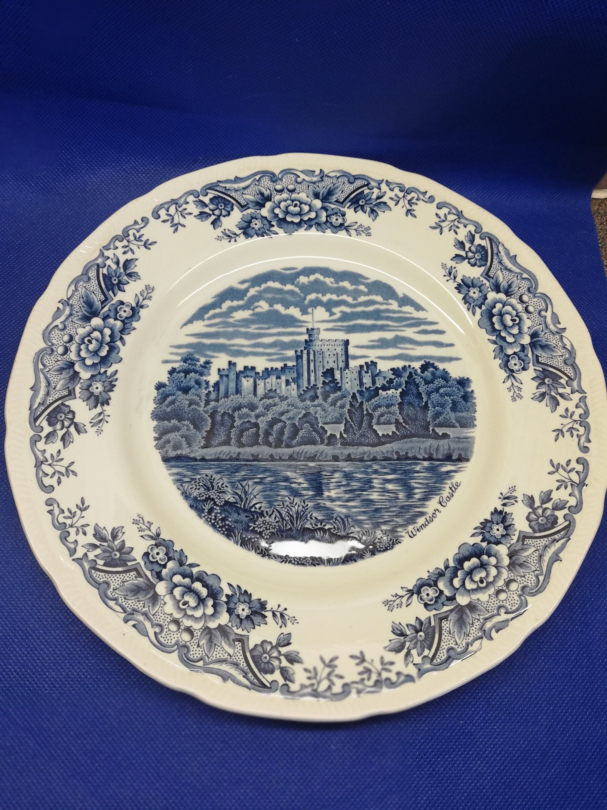 Royal swan 10" plate. Historic castles. Windsor castle