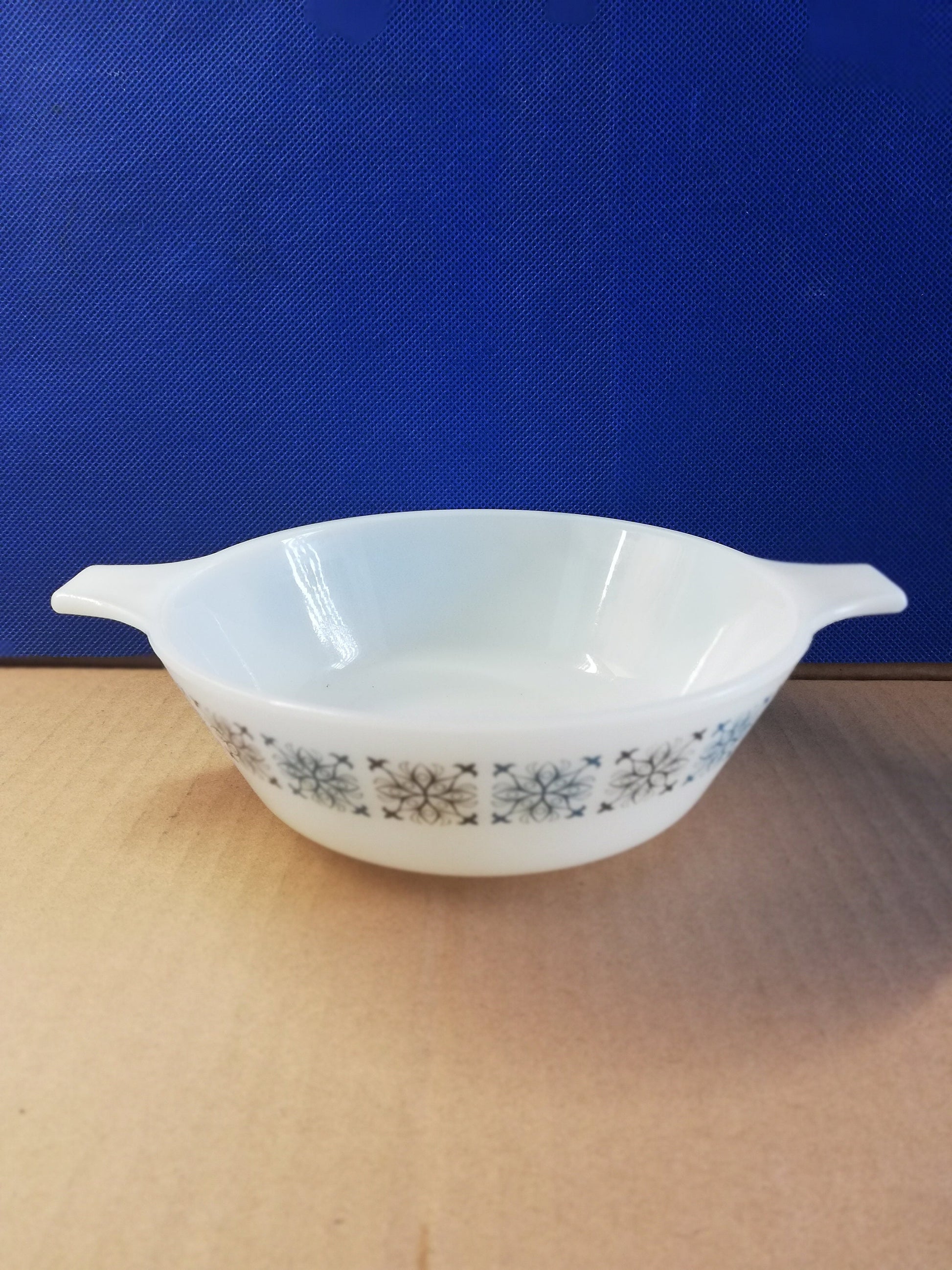 JAJ Pyrex casserole dish 7.5" diameter chelsea design