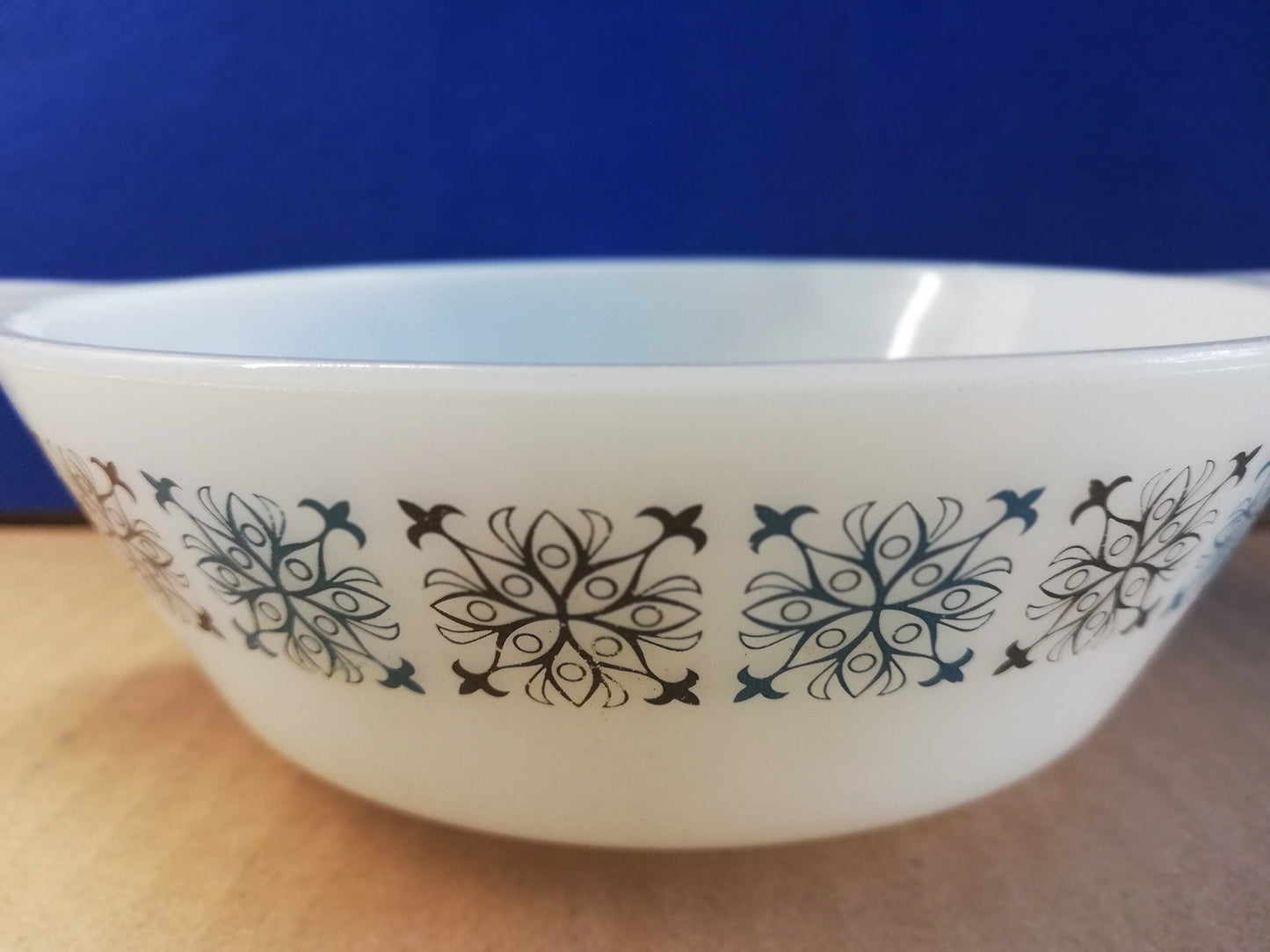 JAJ Pyrex casserole dish 7.5" diameter chelsea design