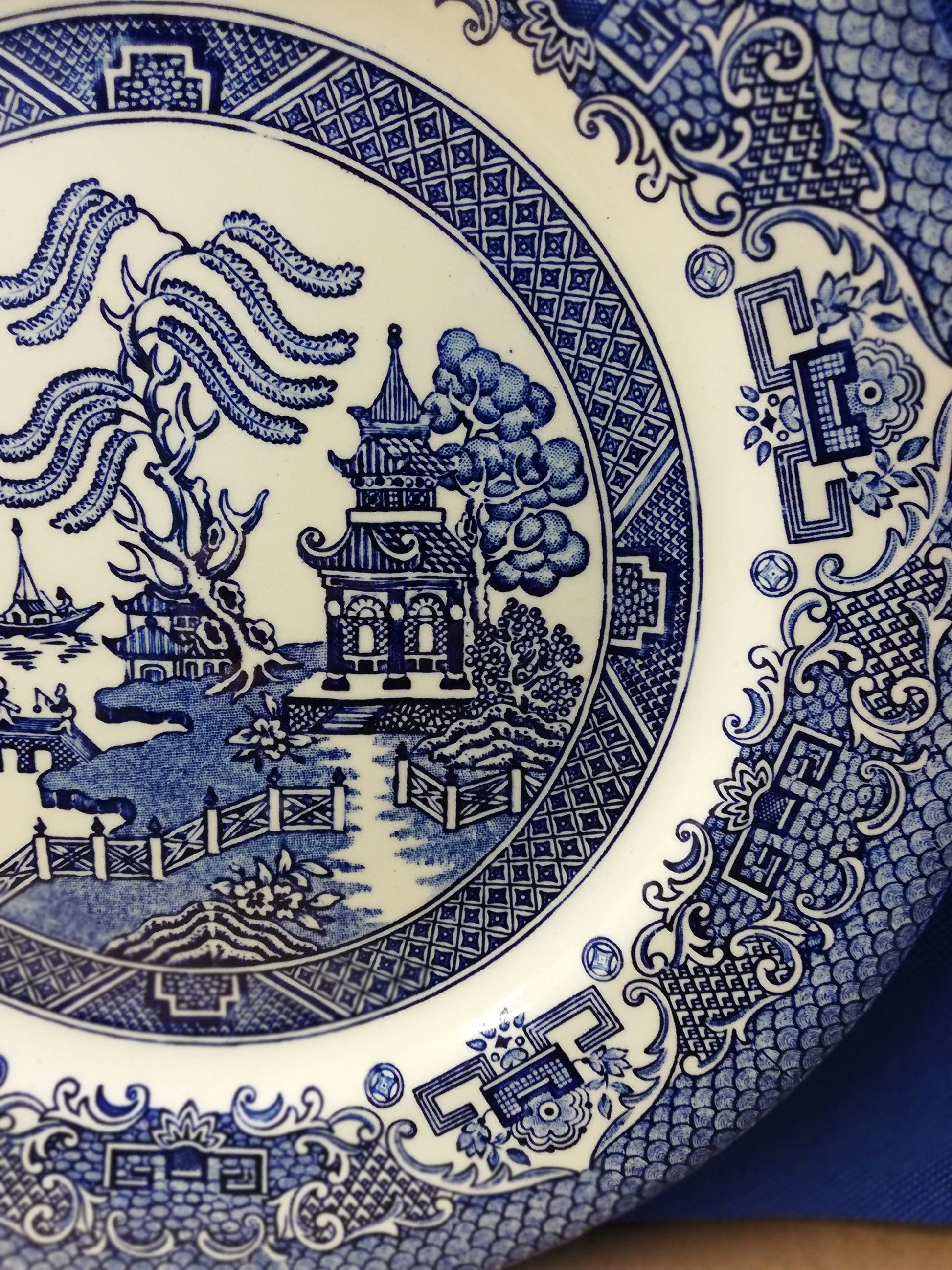 EIT English blue willow 10.5" dinner plate